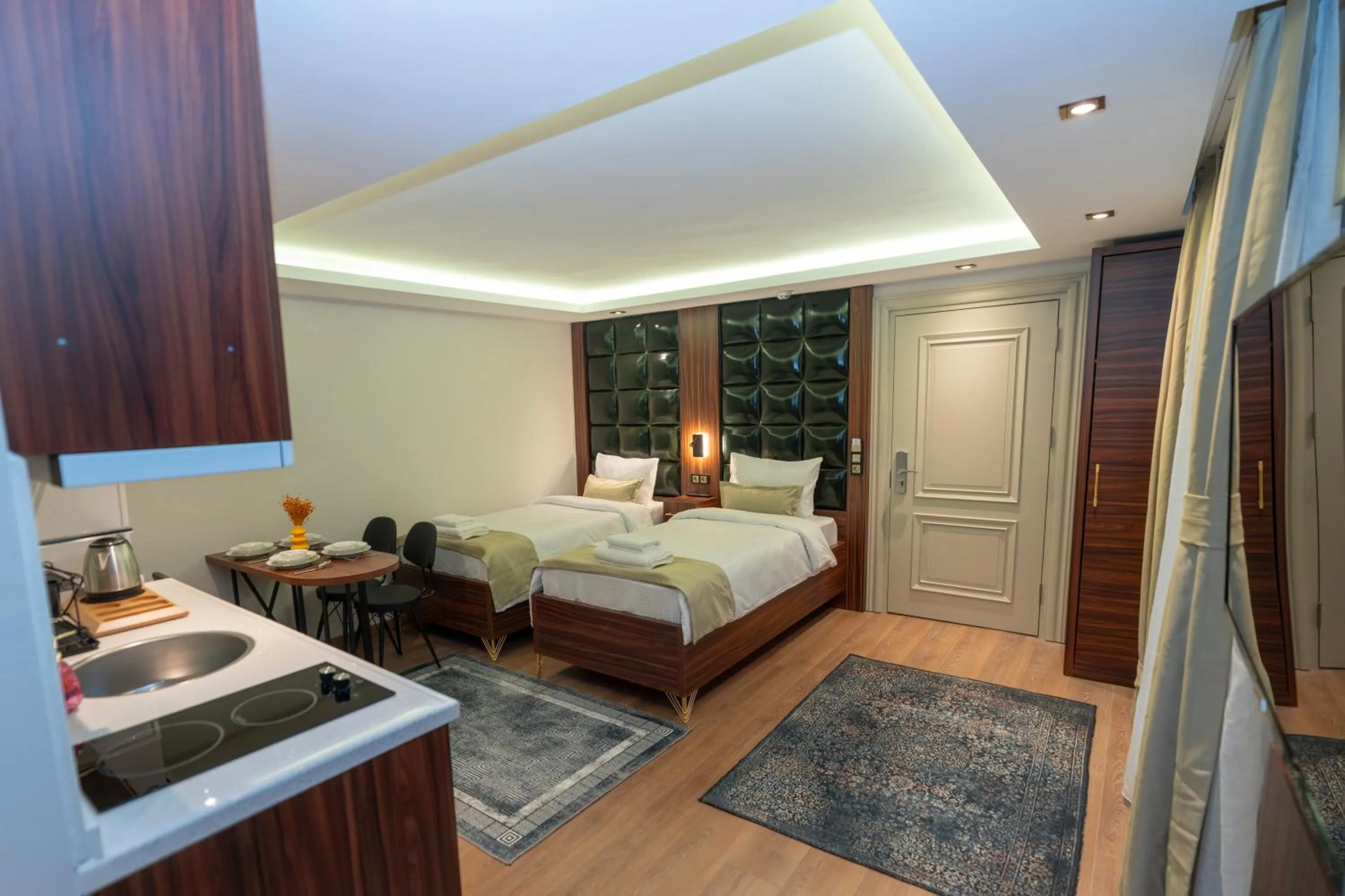 Bed in THE MUA LUXURY HOMEs