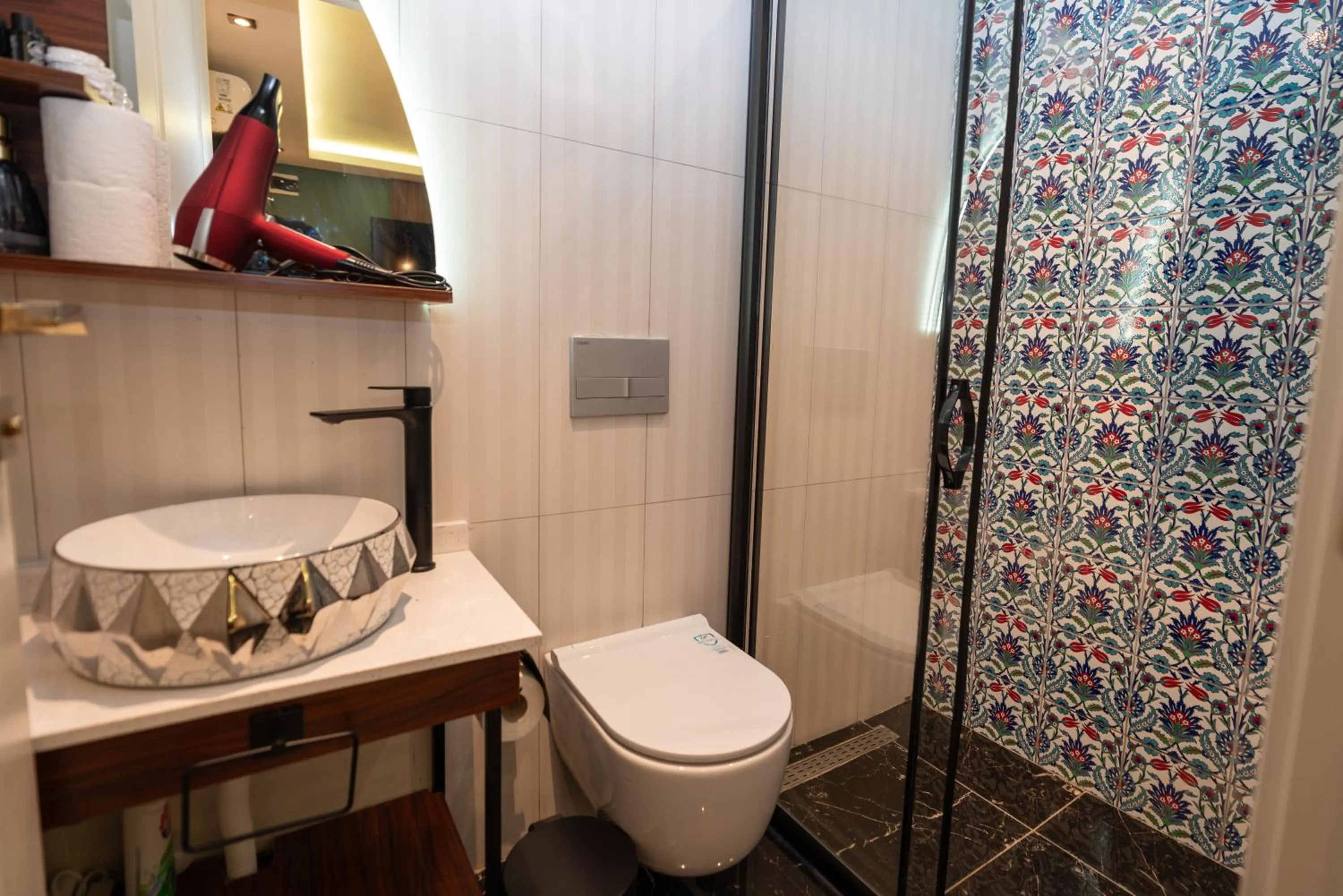 Shower in THE MUA LUXURY HOMEs