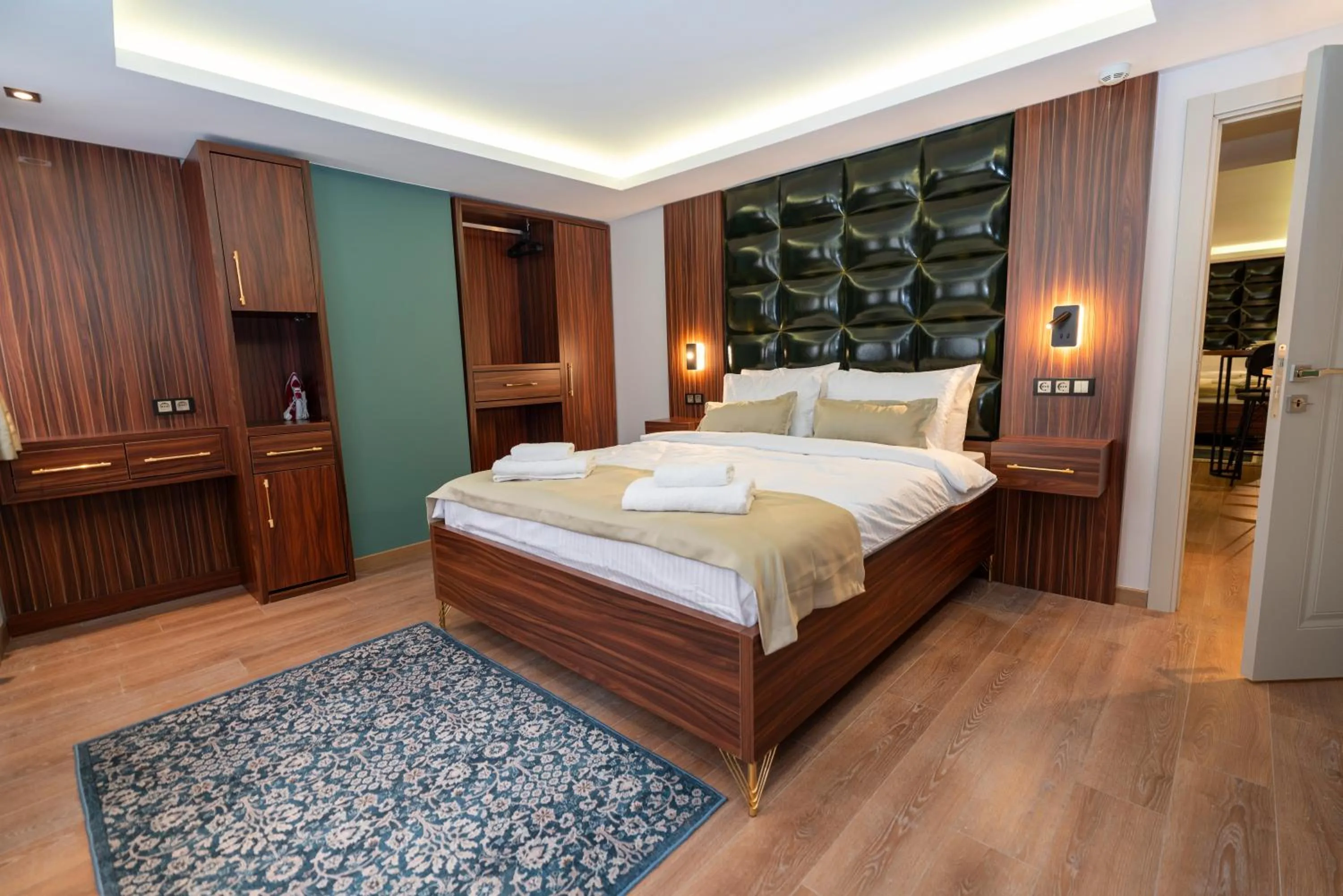 Bed in THE MUA LUXURY HOMEs