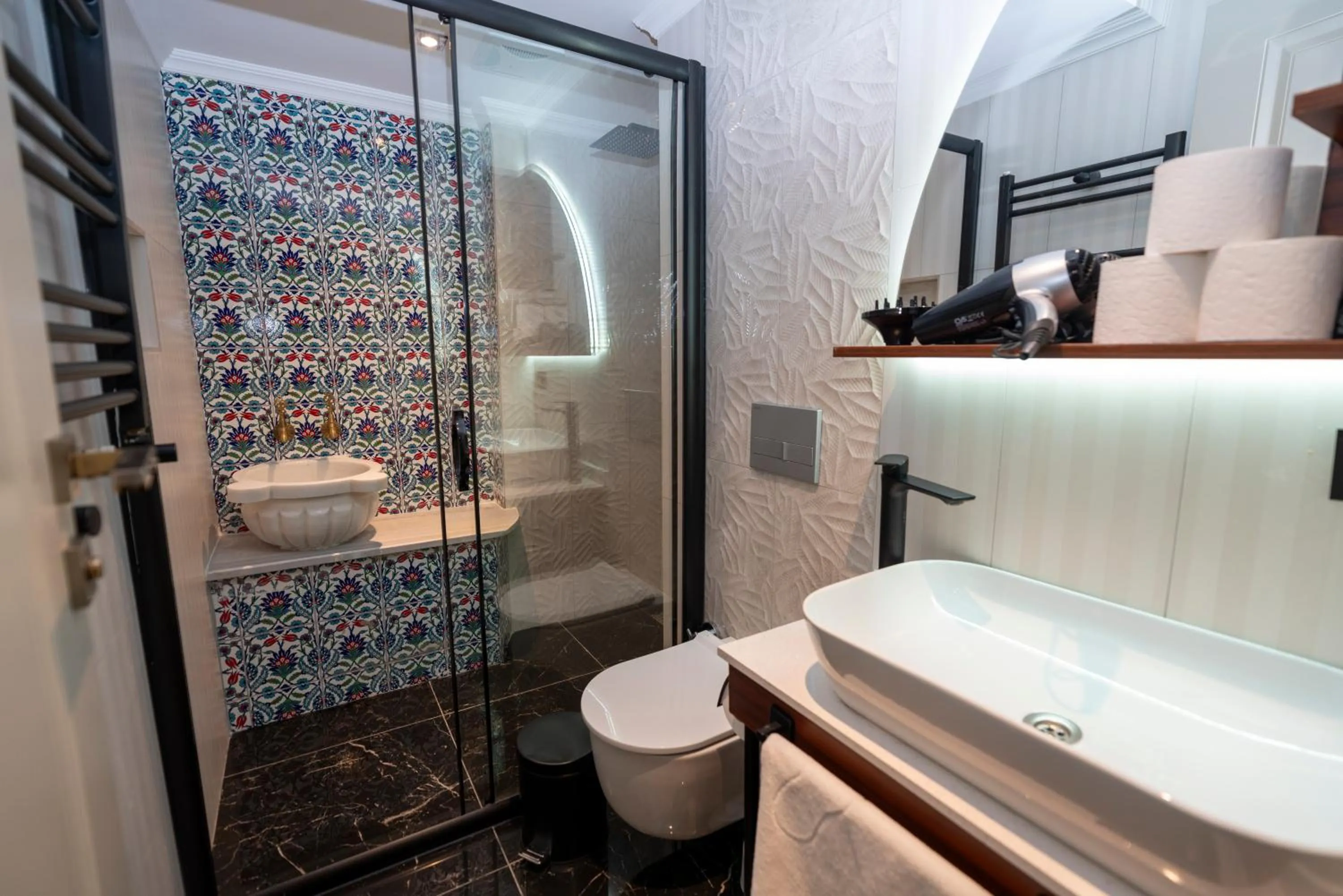 Shower in THE MUA LUXURY HOMEs