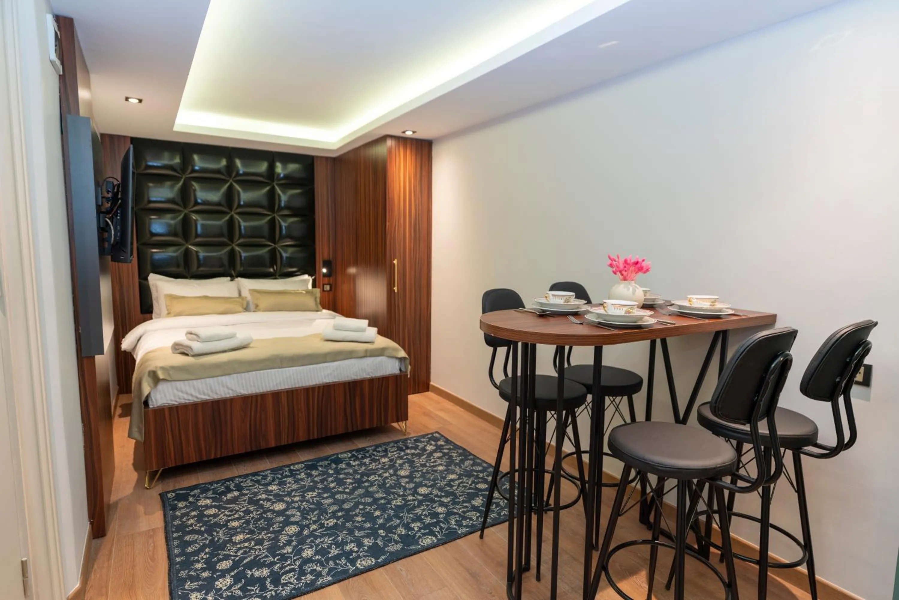 Bed in THE MUA LUXURY HOMEs