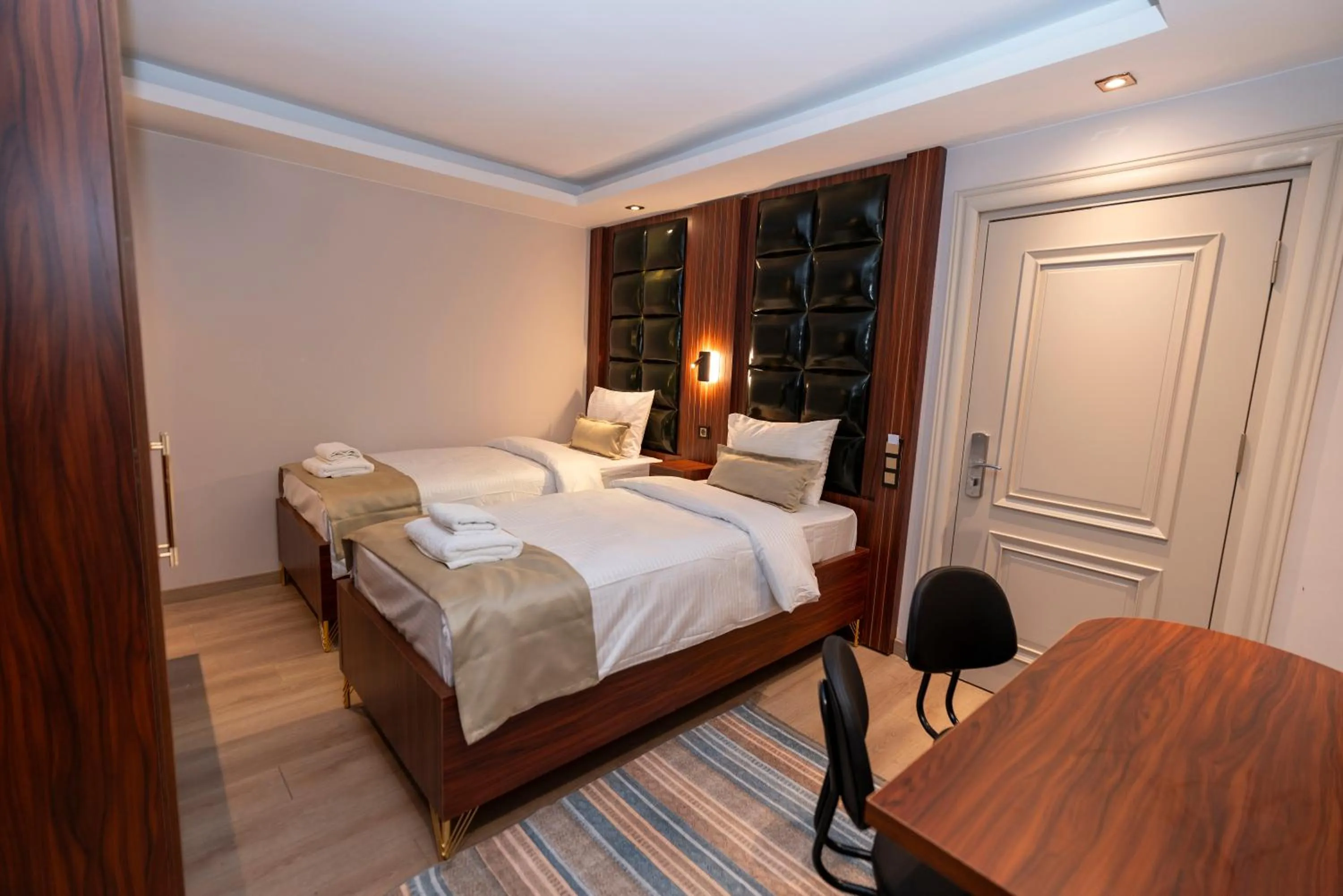 Bed in THE MUA LUXURY HOMEs