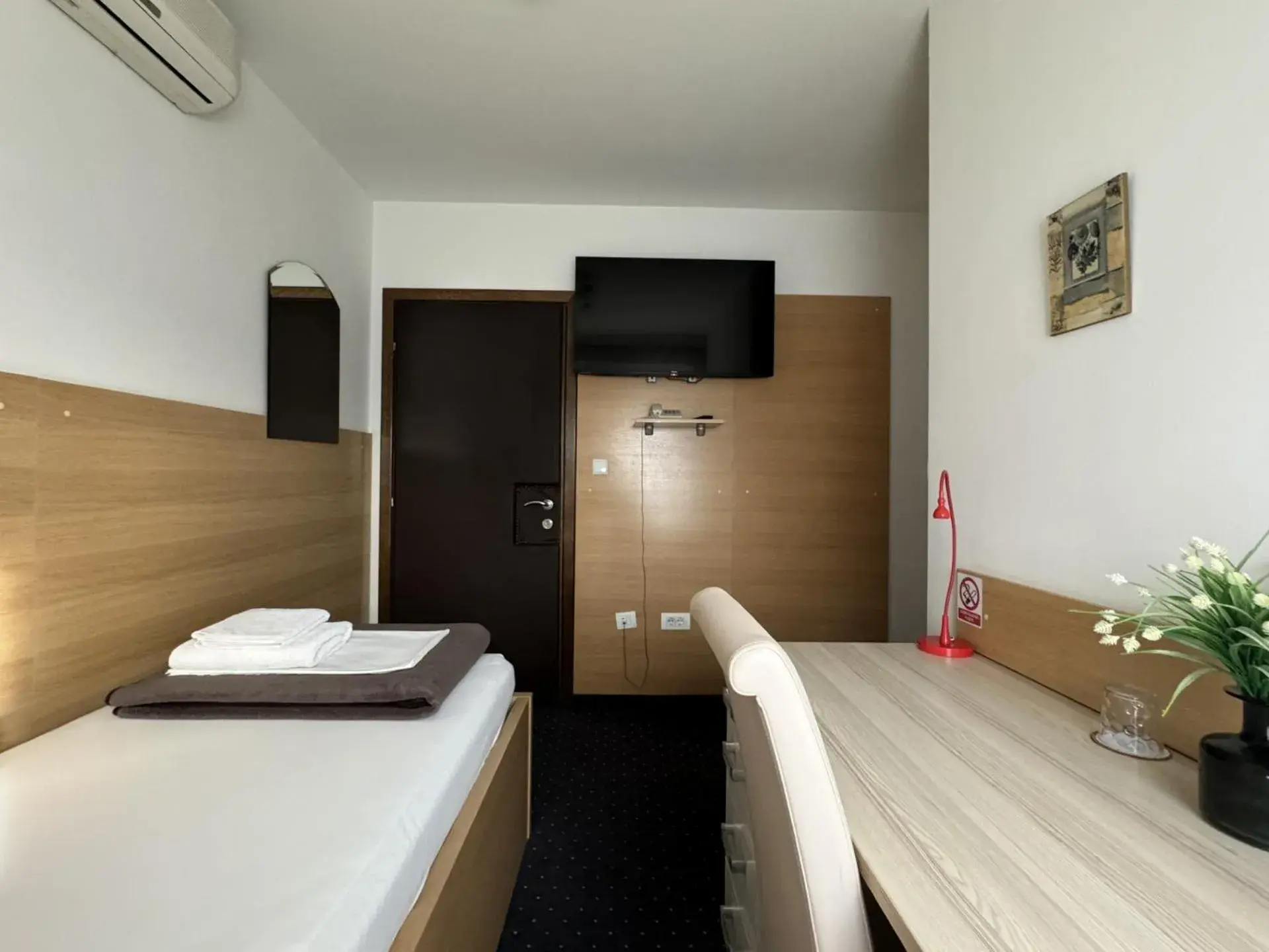 Standard Single Room in Pansion Komfor Fitea Standard Single Room in Pansion Komfor Fitea
