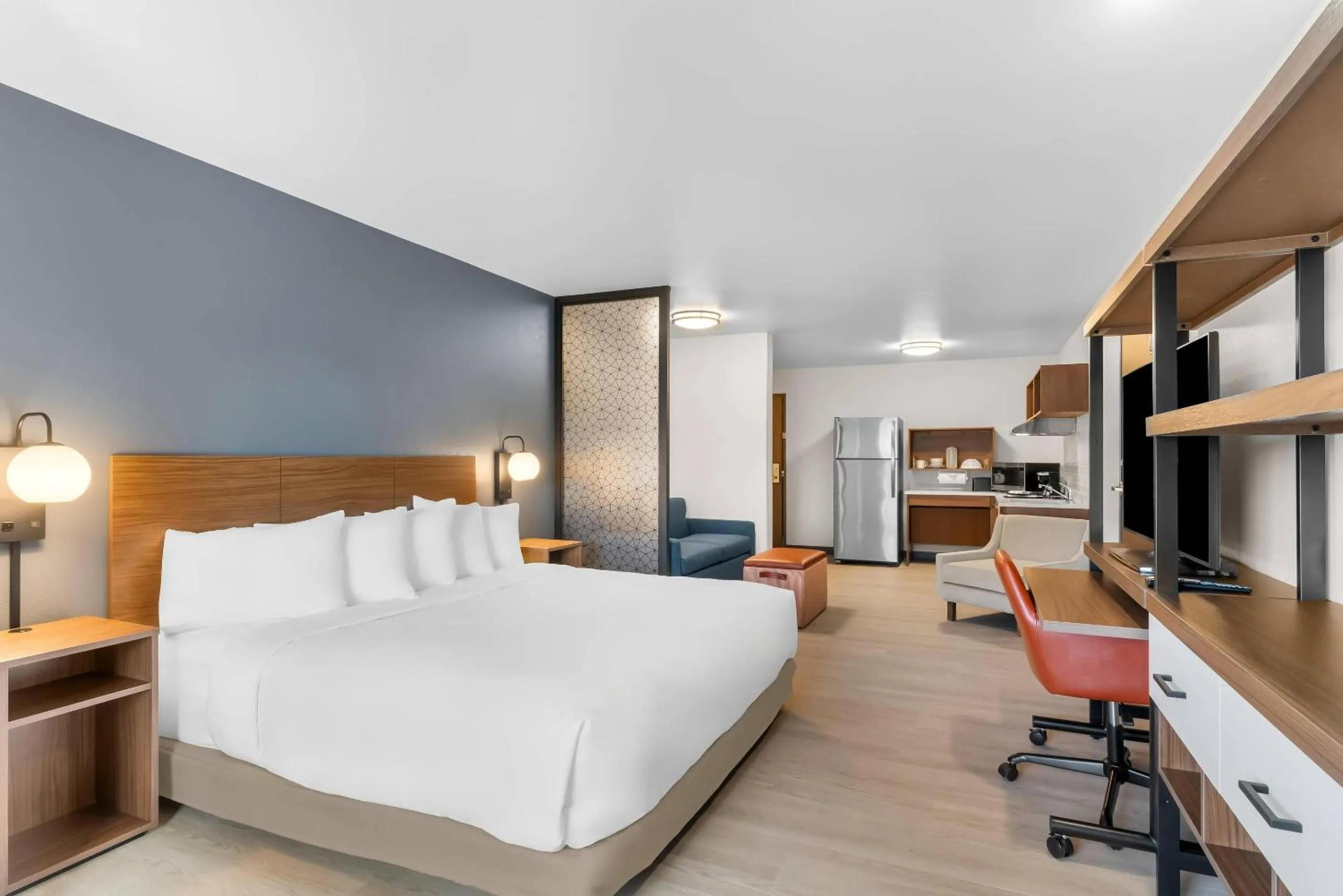 Bed in Everhome Suites Cheyenne
