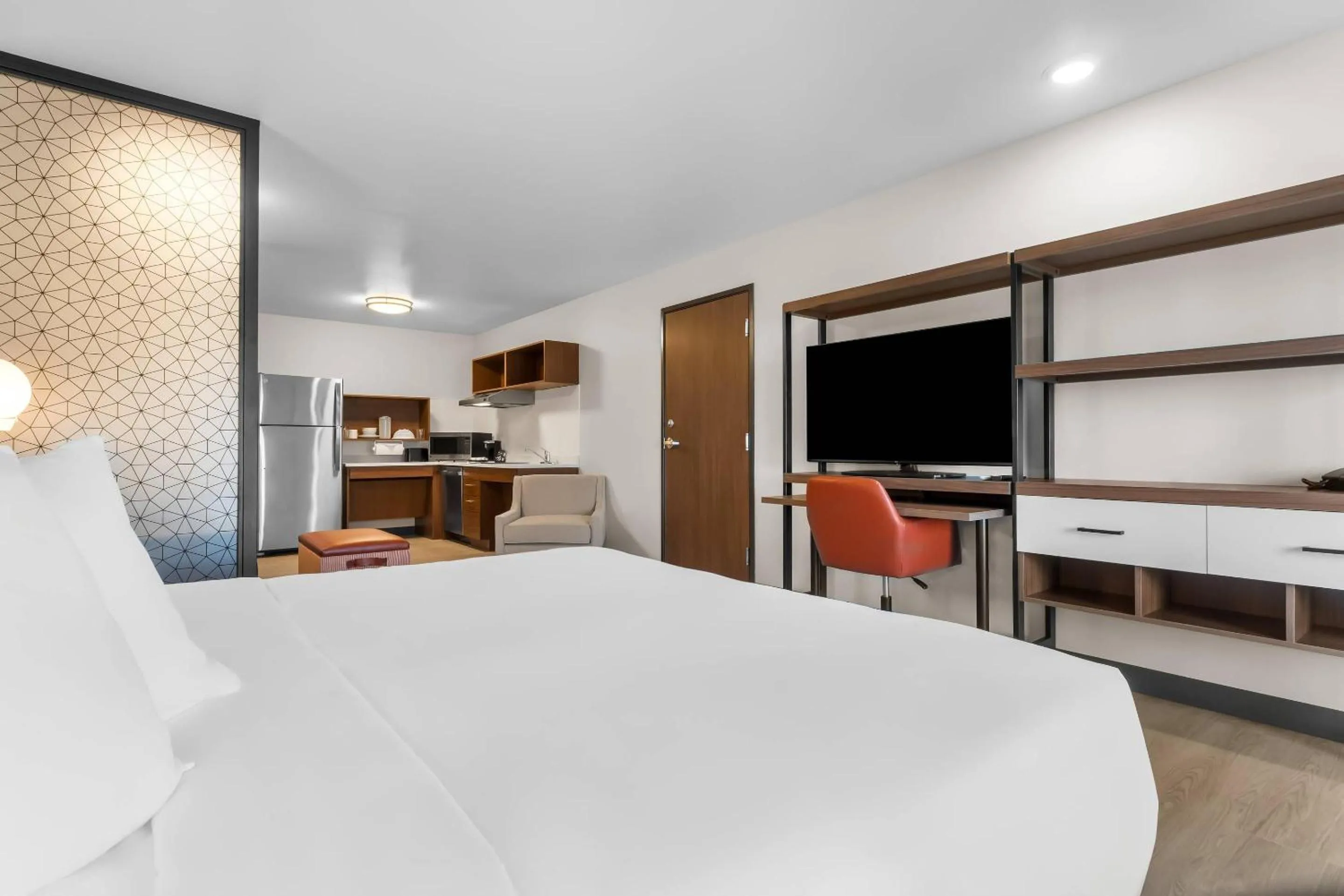 TV and multimedia, Bed in Everhome Suites Cheyenne