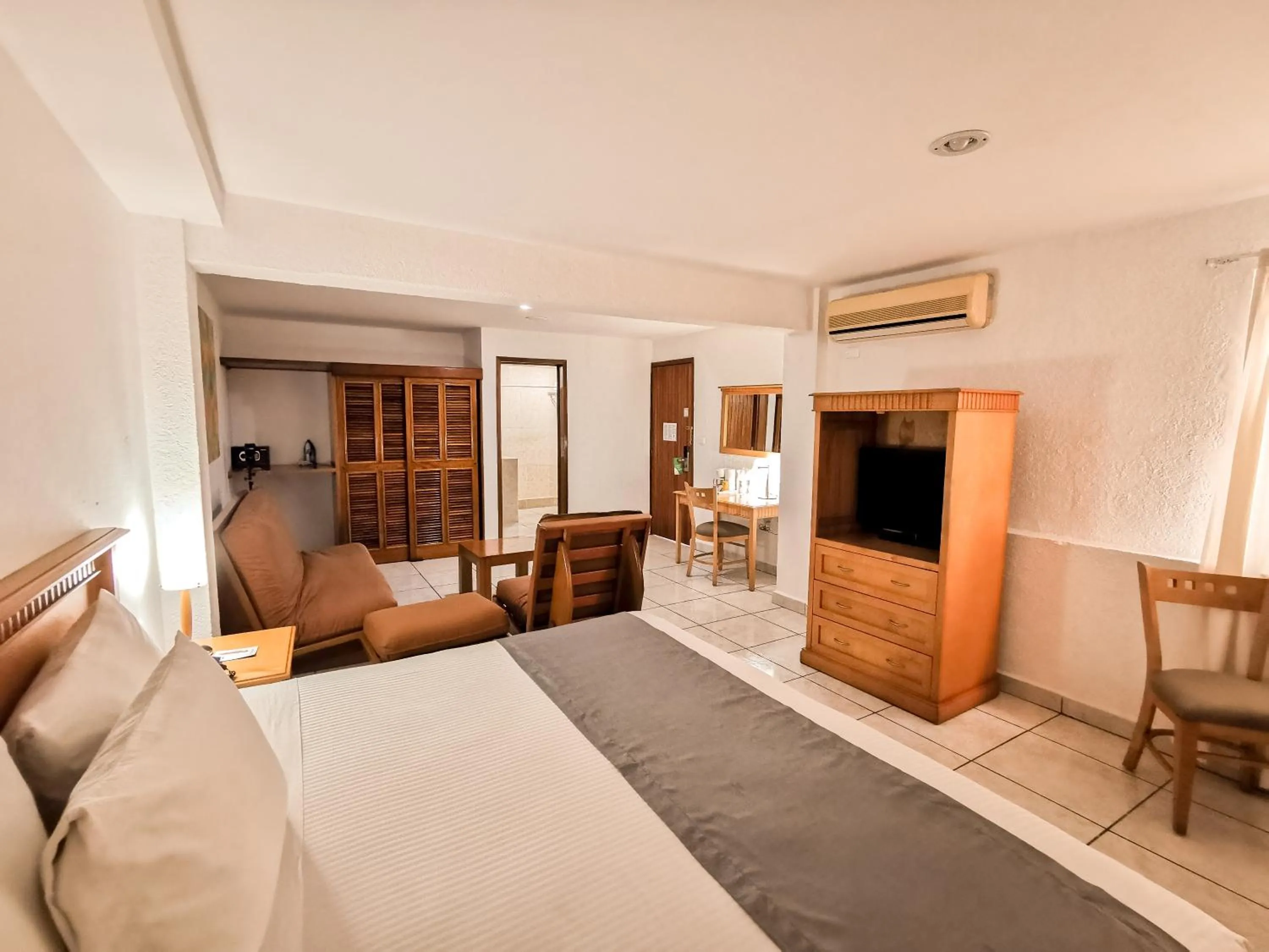 TV and multimedia, Bed in HOTEL DON MIGUEl