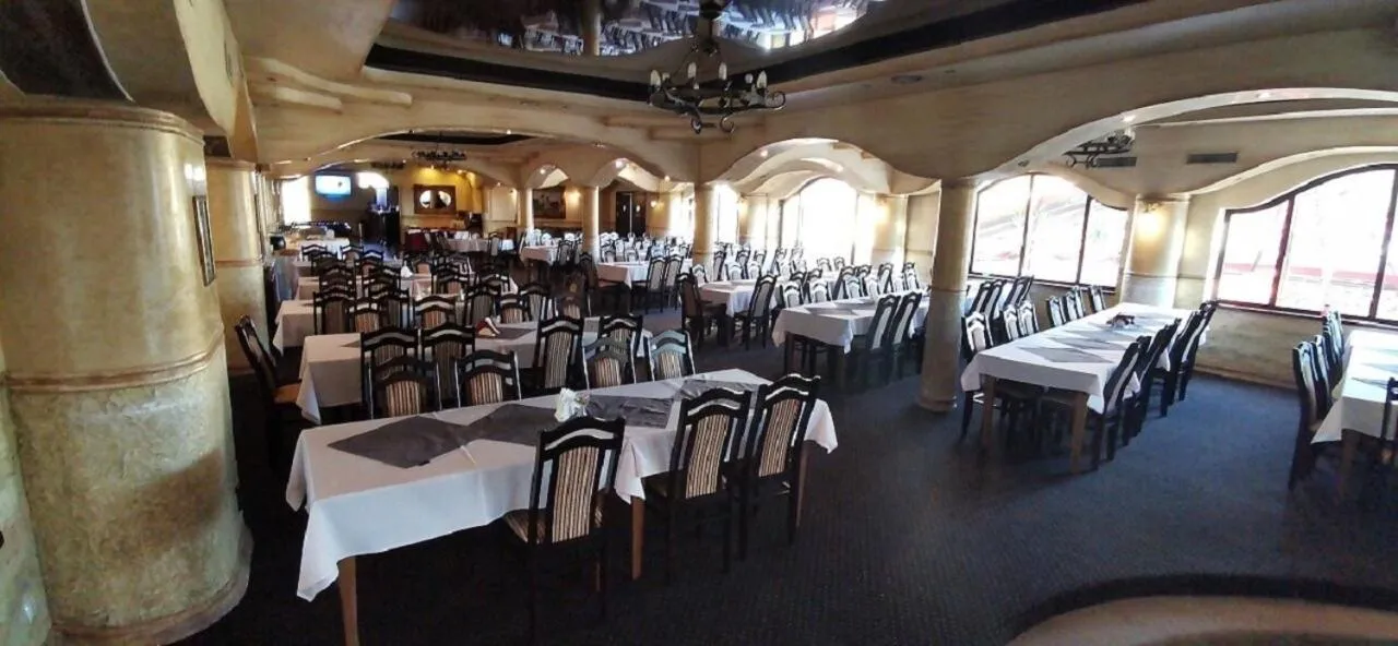 Restaurant/places to eat in Manor Hotel