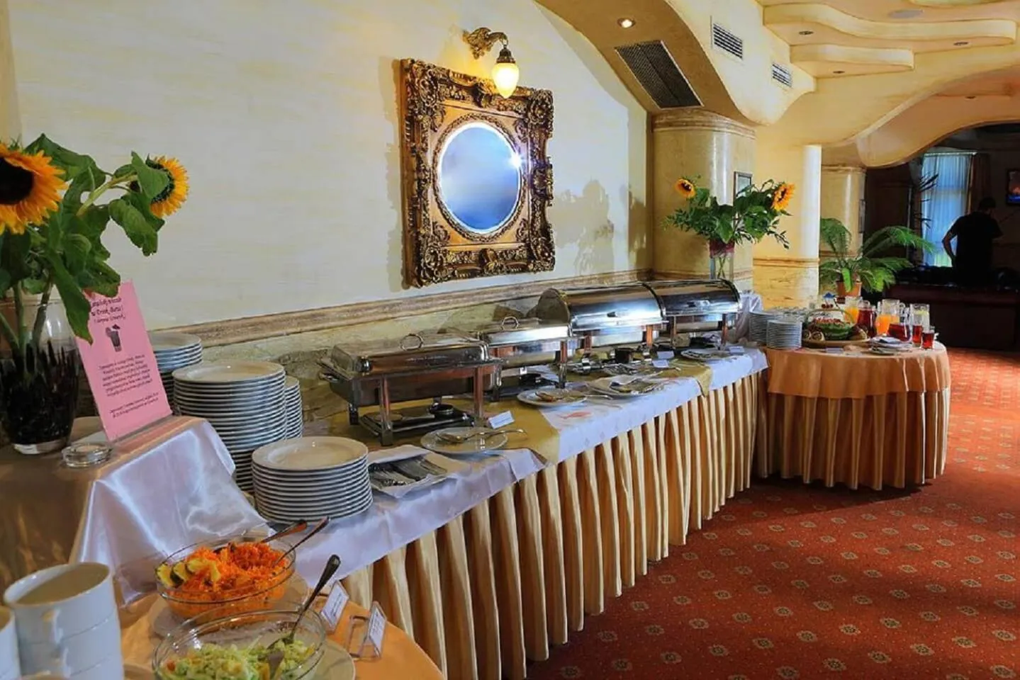 Restaurant/places to eat in Manor Hotel