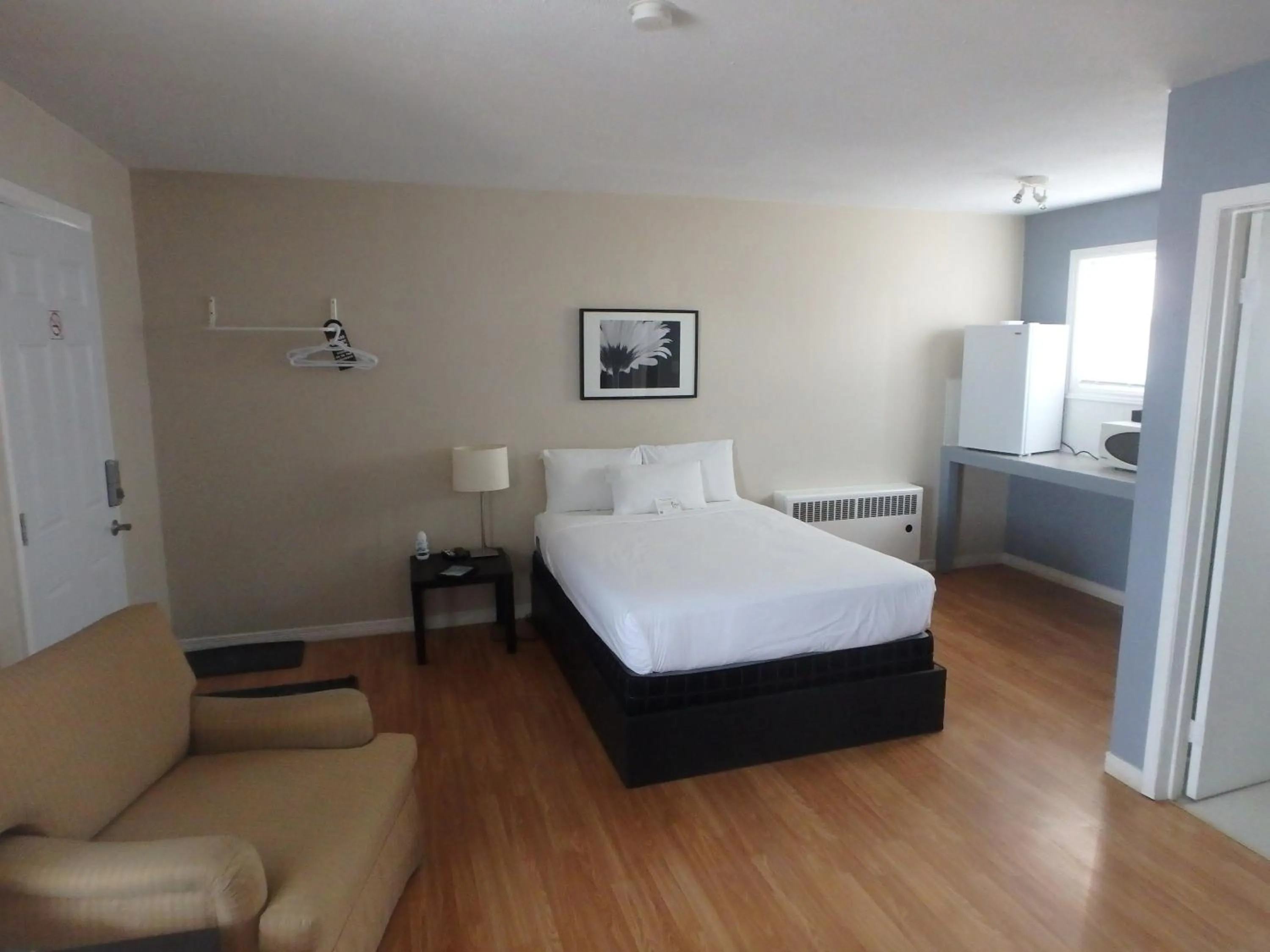 Bedroom in Wheel Inn Motel