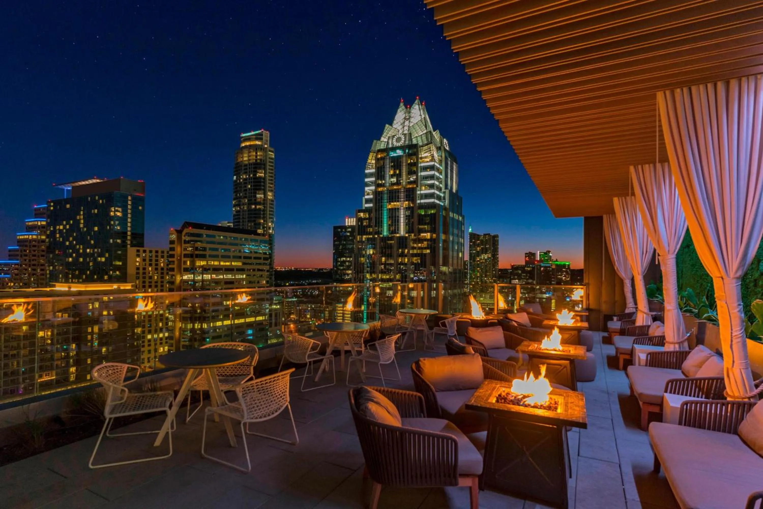 Lounge or bar in The Westin Austin Downtown