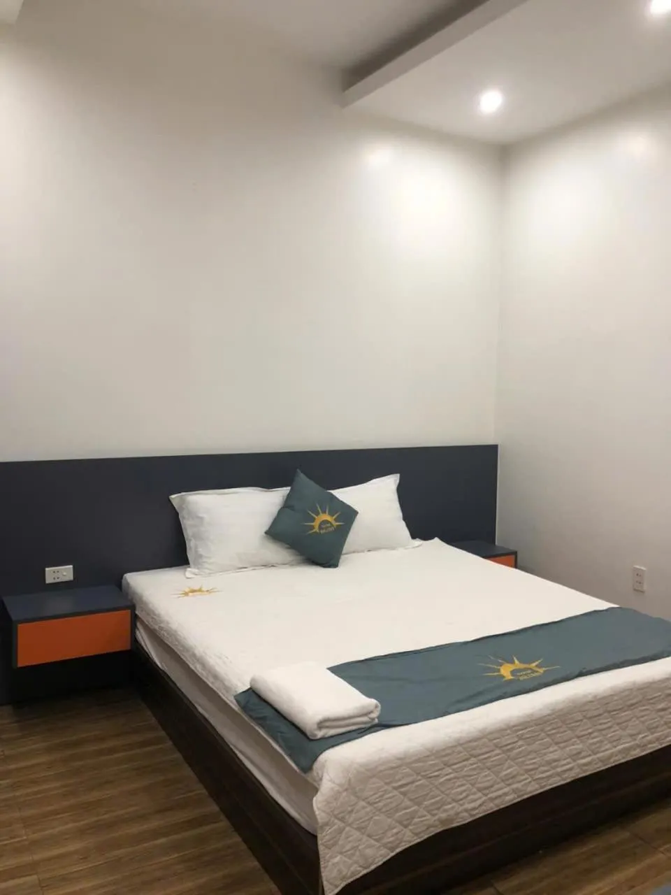 Bedroom, Bed in Holiday Hotel 2