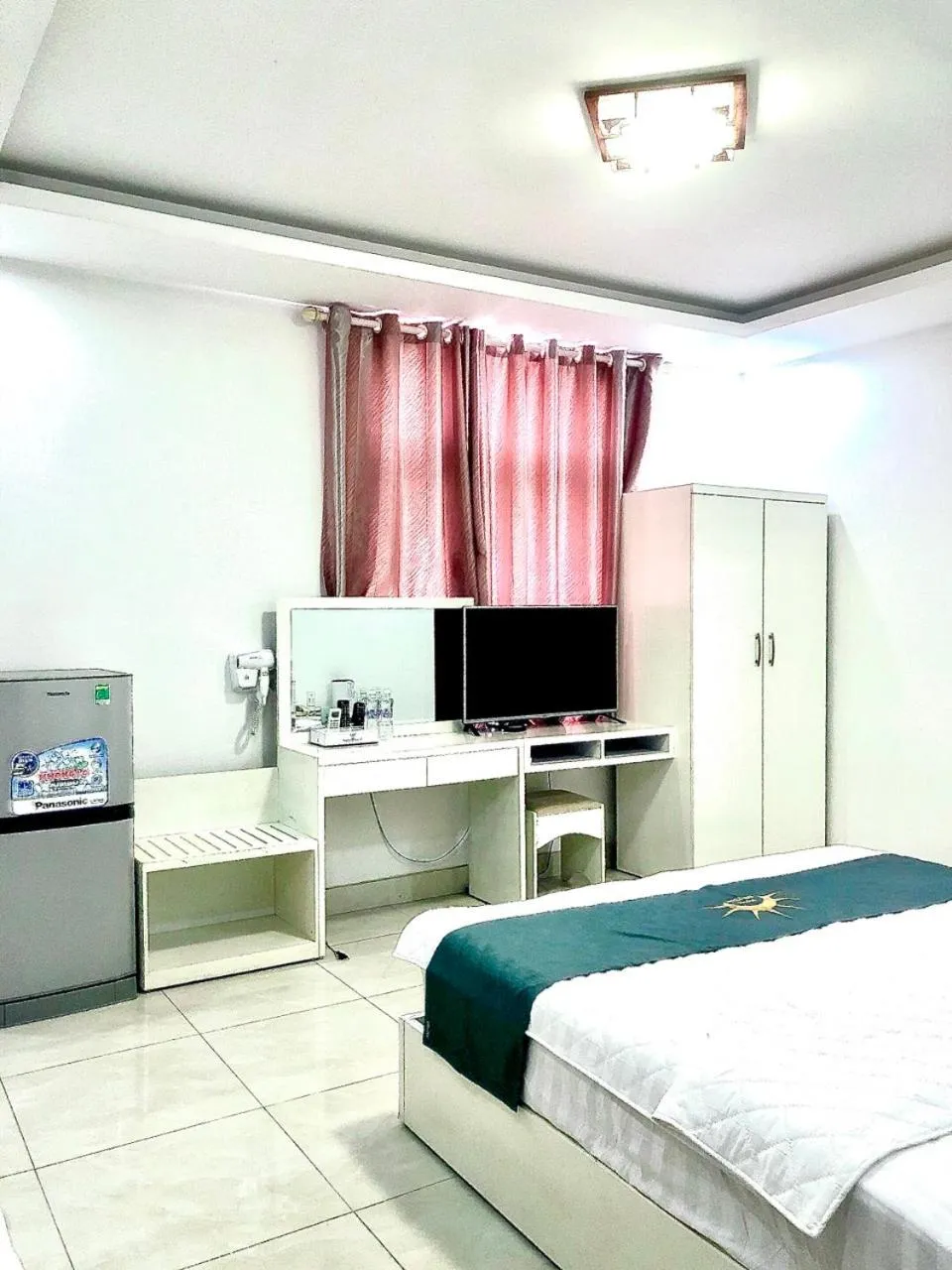 Photo of the whole room, Bed in Holiday Hotel 2