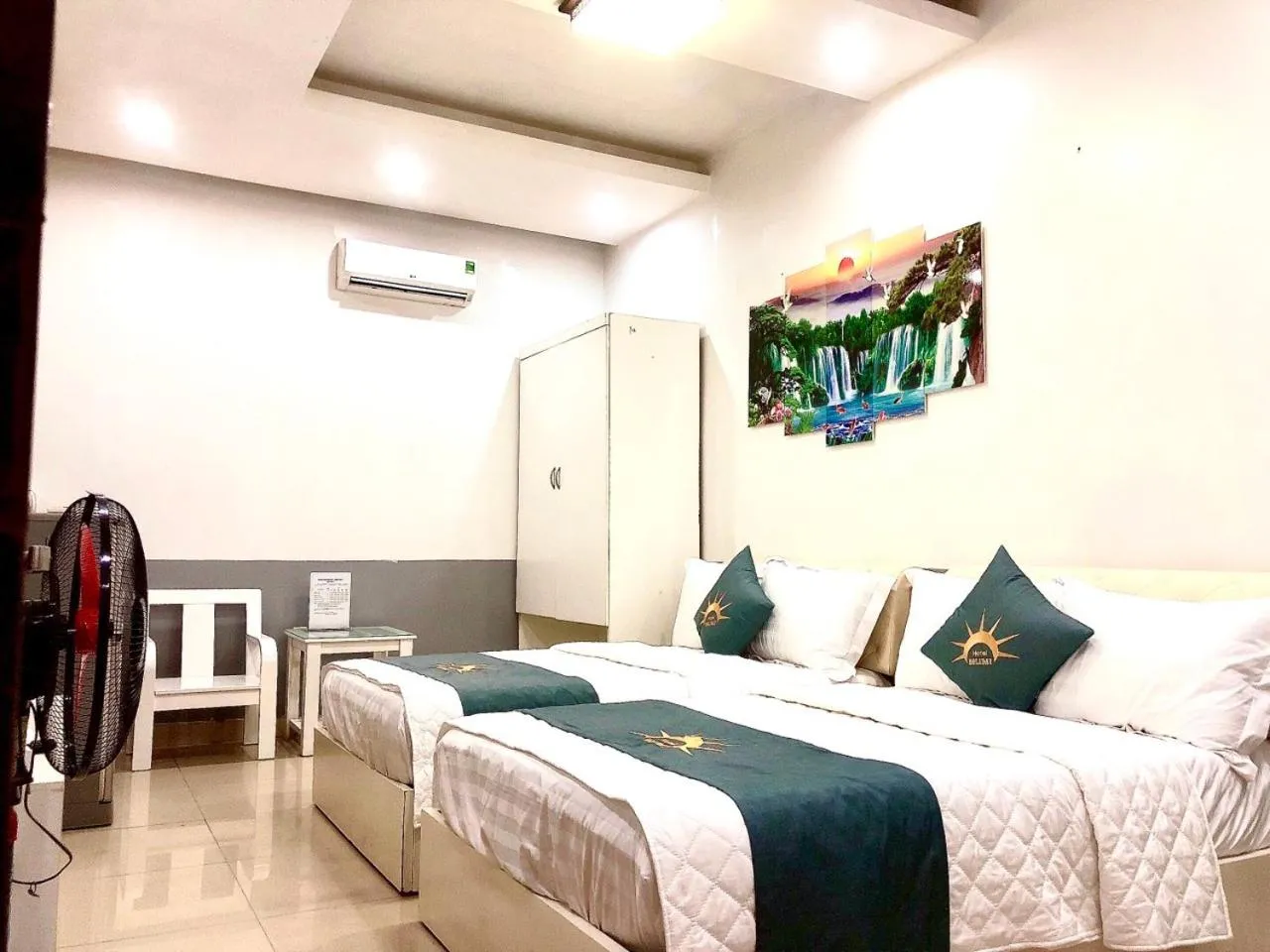 Photo of the whole room, Bed in Holiday Hotel 2