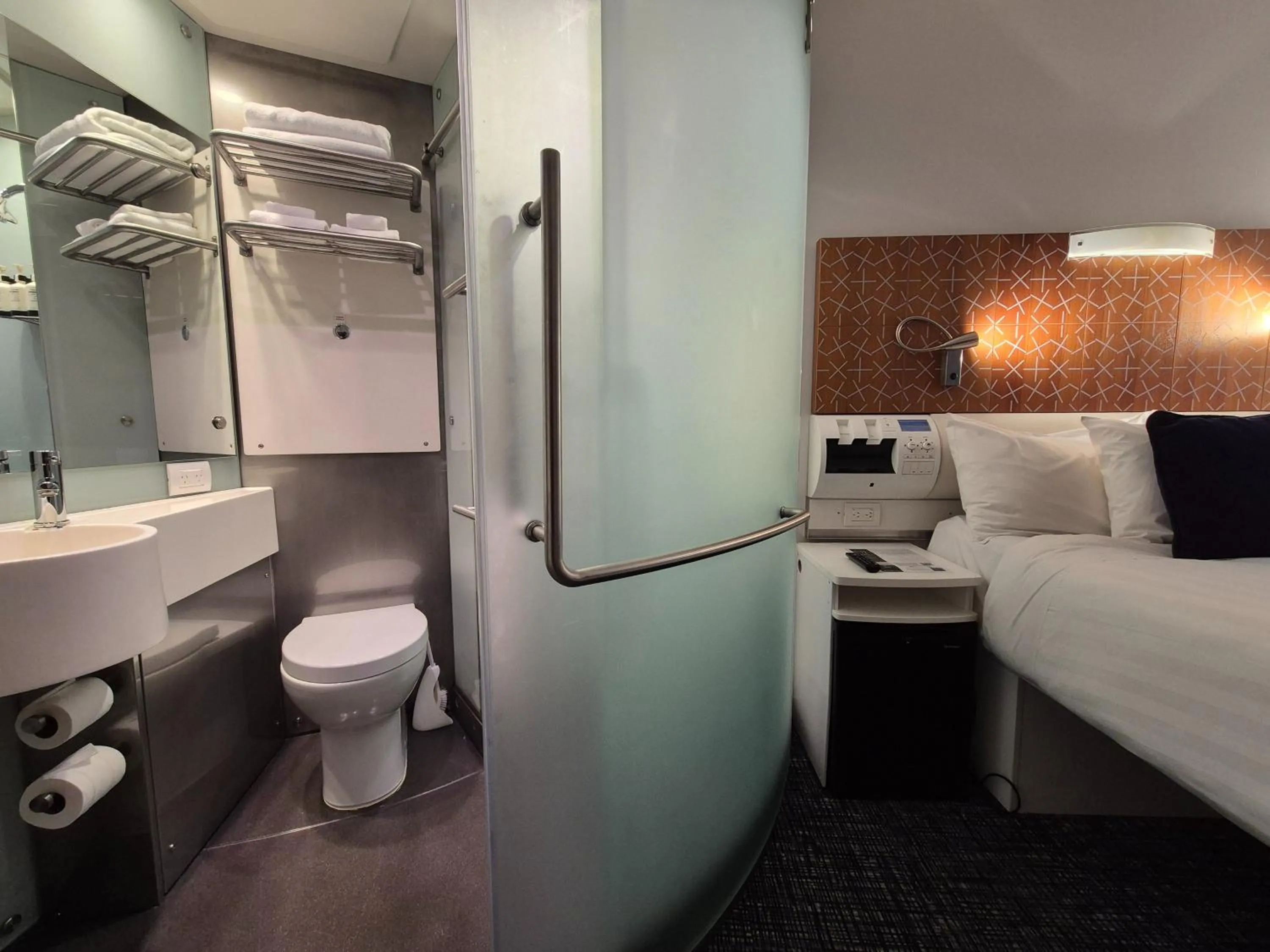 Bed in BreakFree on Cashel, an Accor Hotel