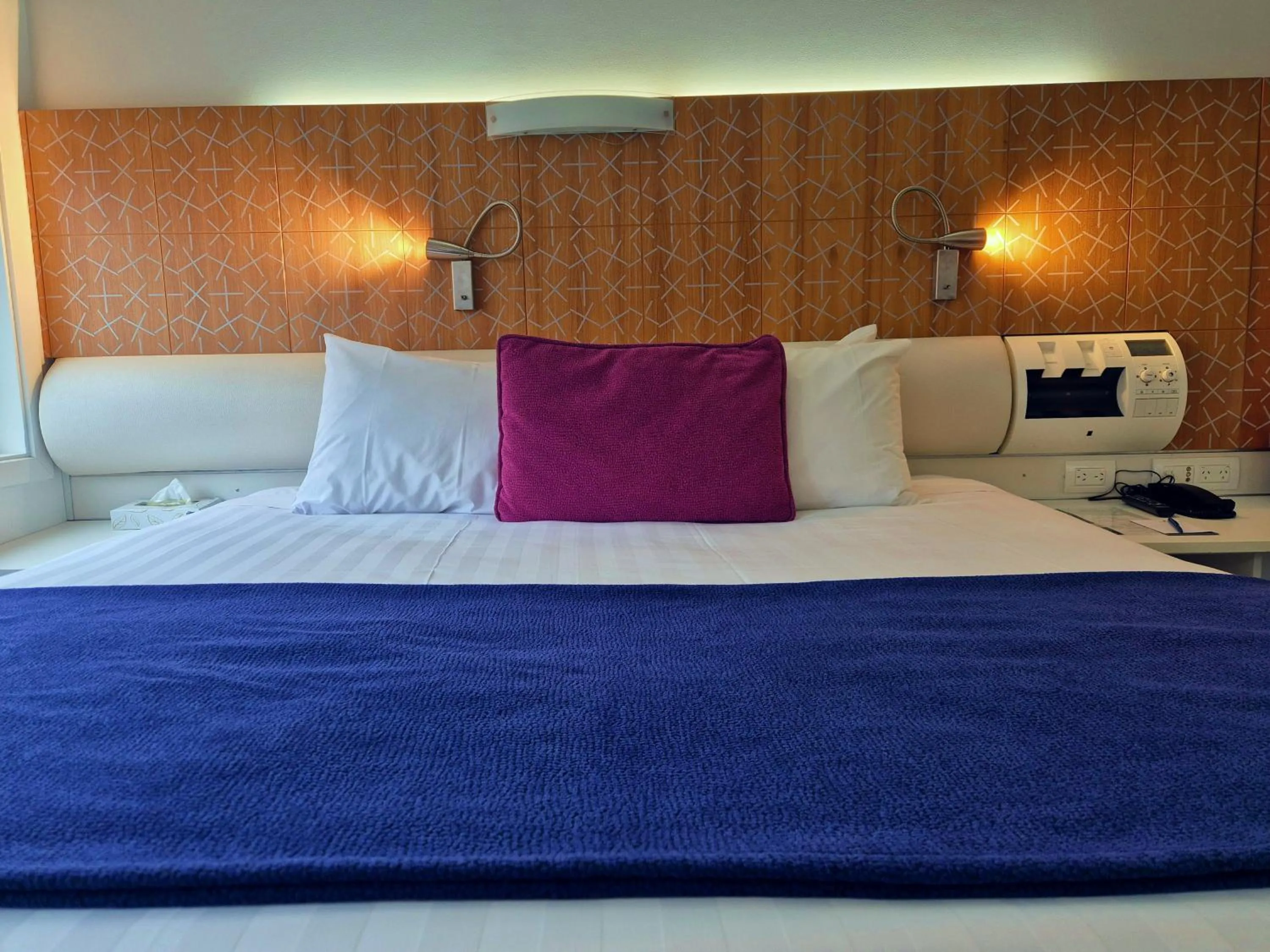 Bed in BreakFree on Cashel, an Accor Hotel