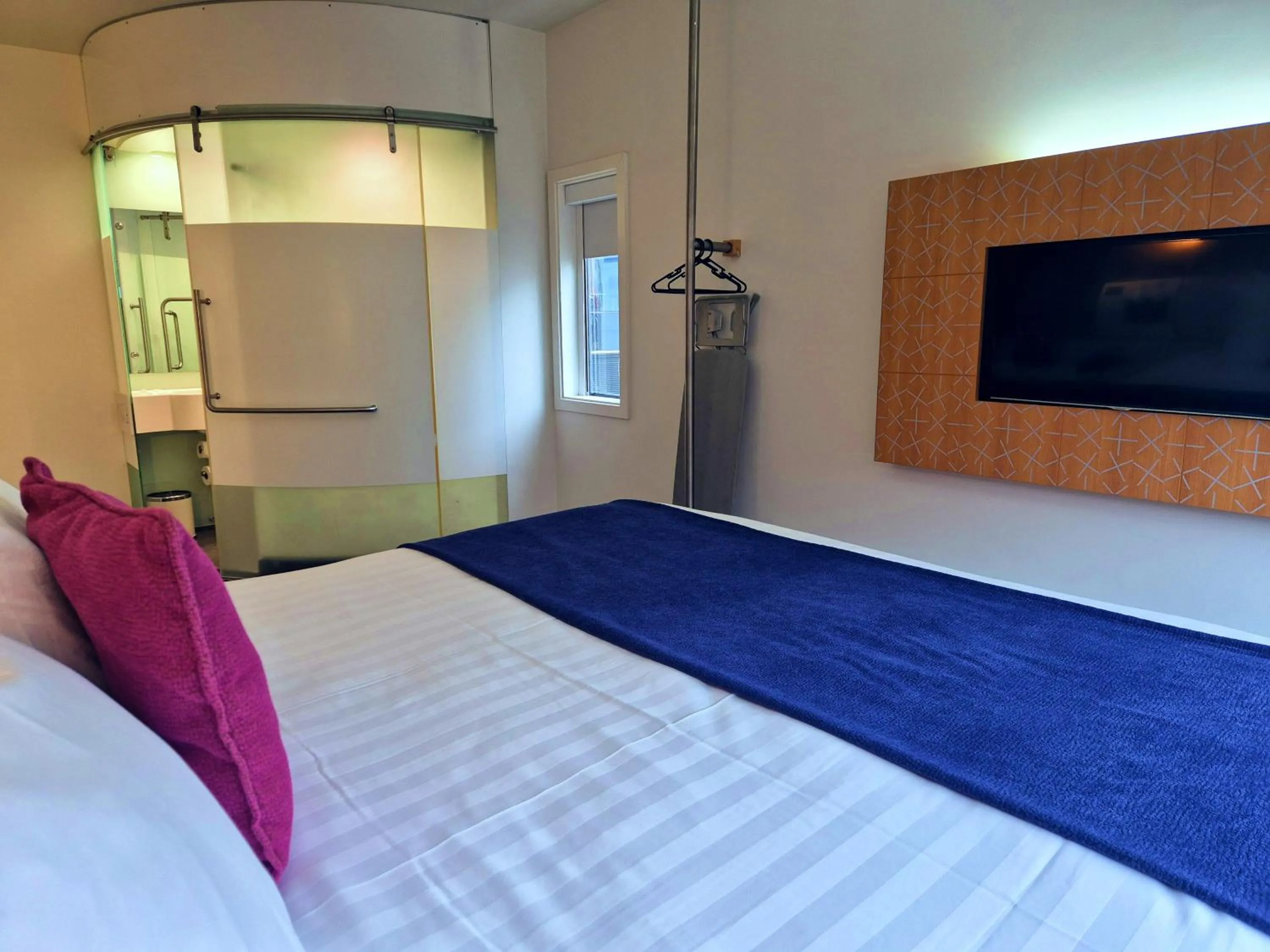 Bed in BreakFree on Cashel, an Accor Hotel