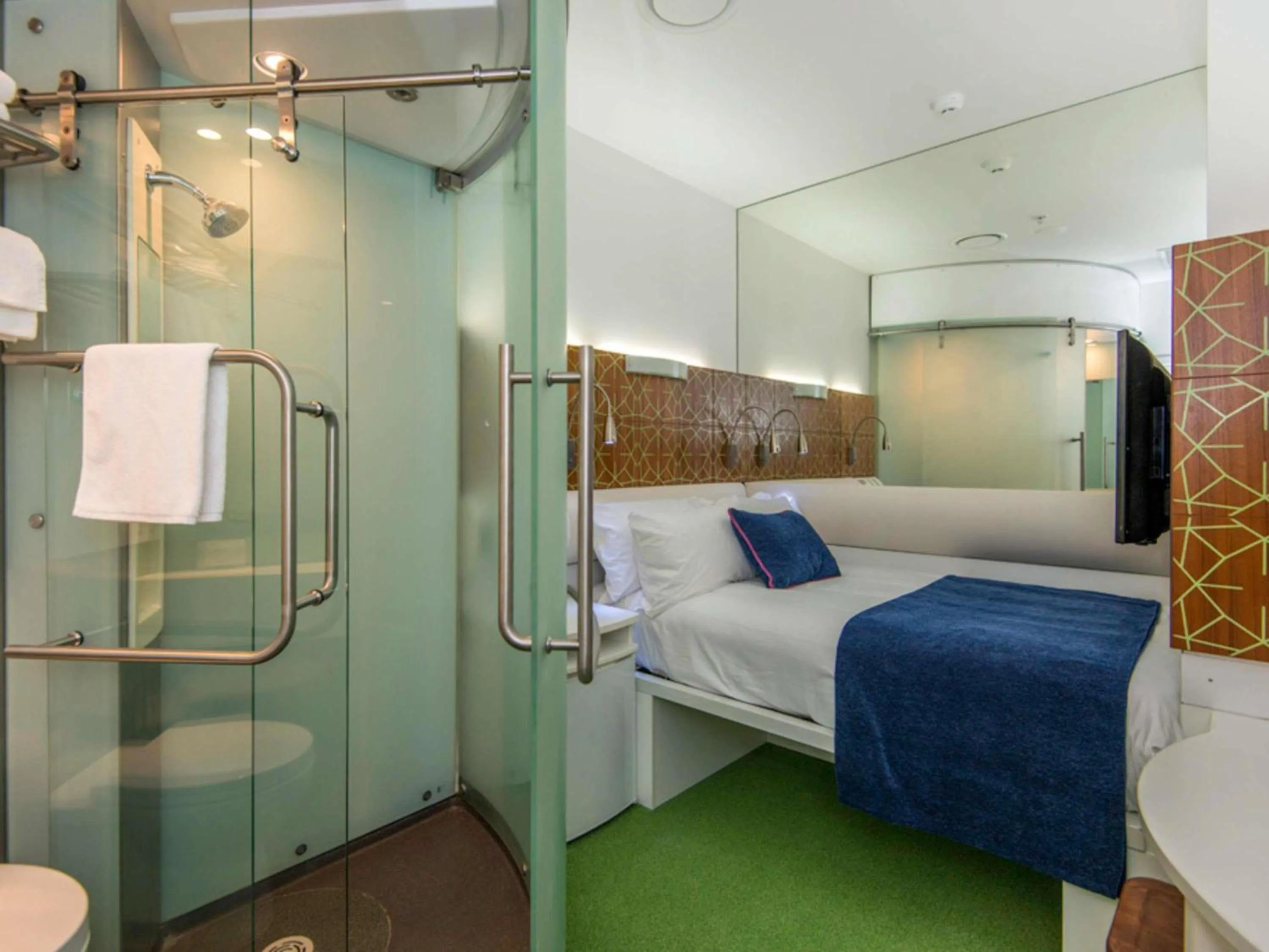 Bedroom, Bed in BreakFree on Cashel, an Accor Hotel