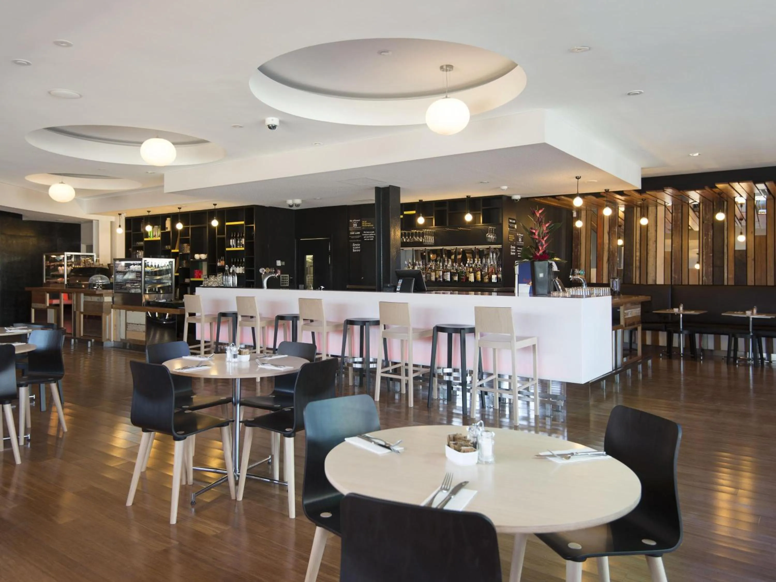 Restaurant/places to eat in BreakFree on Cashel, an Accor Hotel