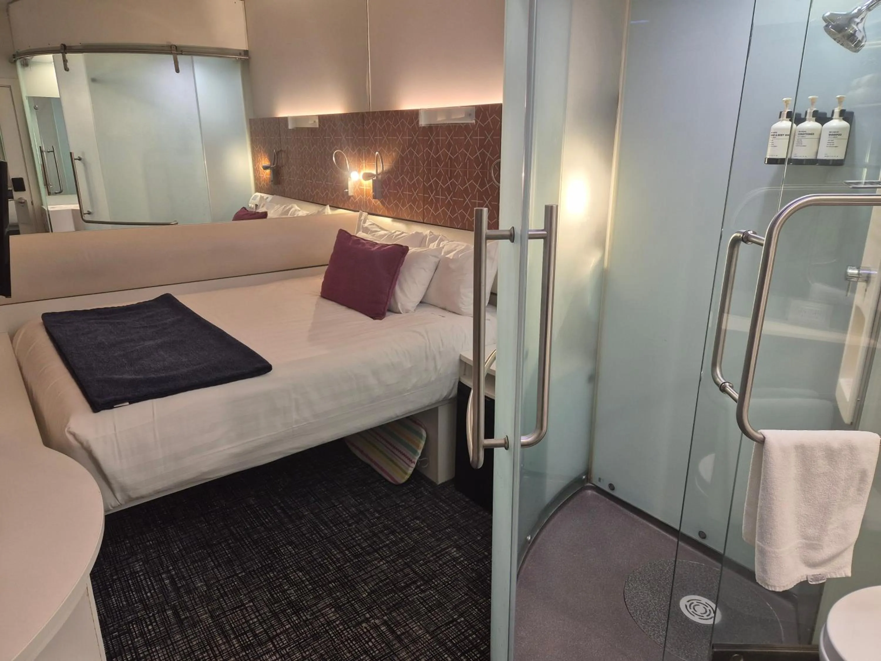 Bed in BreakFree on Cashel, an Accor Hotel