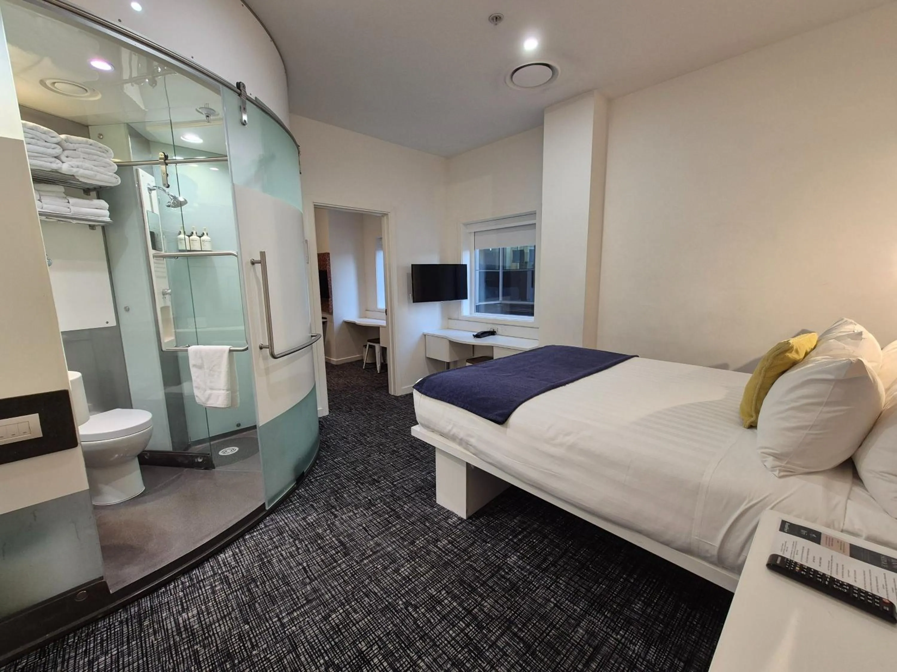 Bathroom, Bed in BreakFree on Cashel, an Accor Hotel