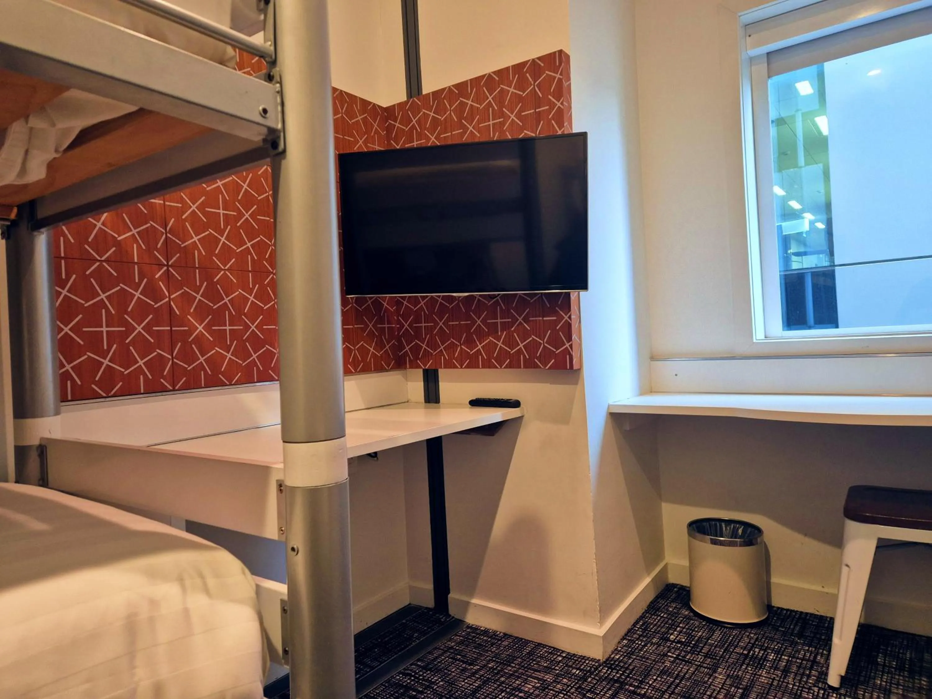 TV and multimedia, Bed in BreakFree on Cashel, an Accor Hotel