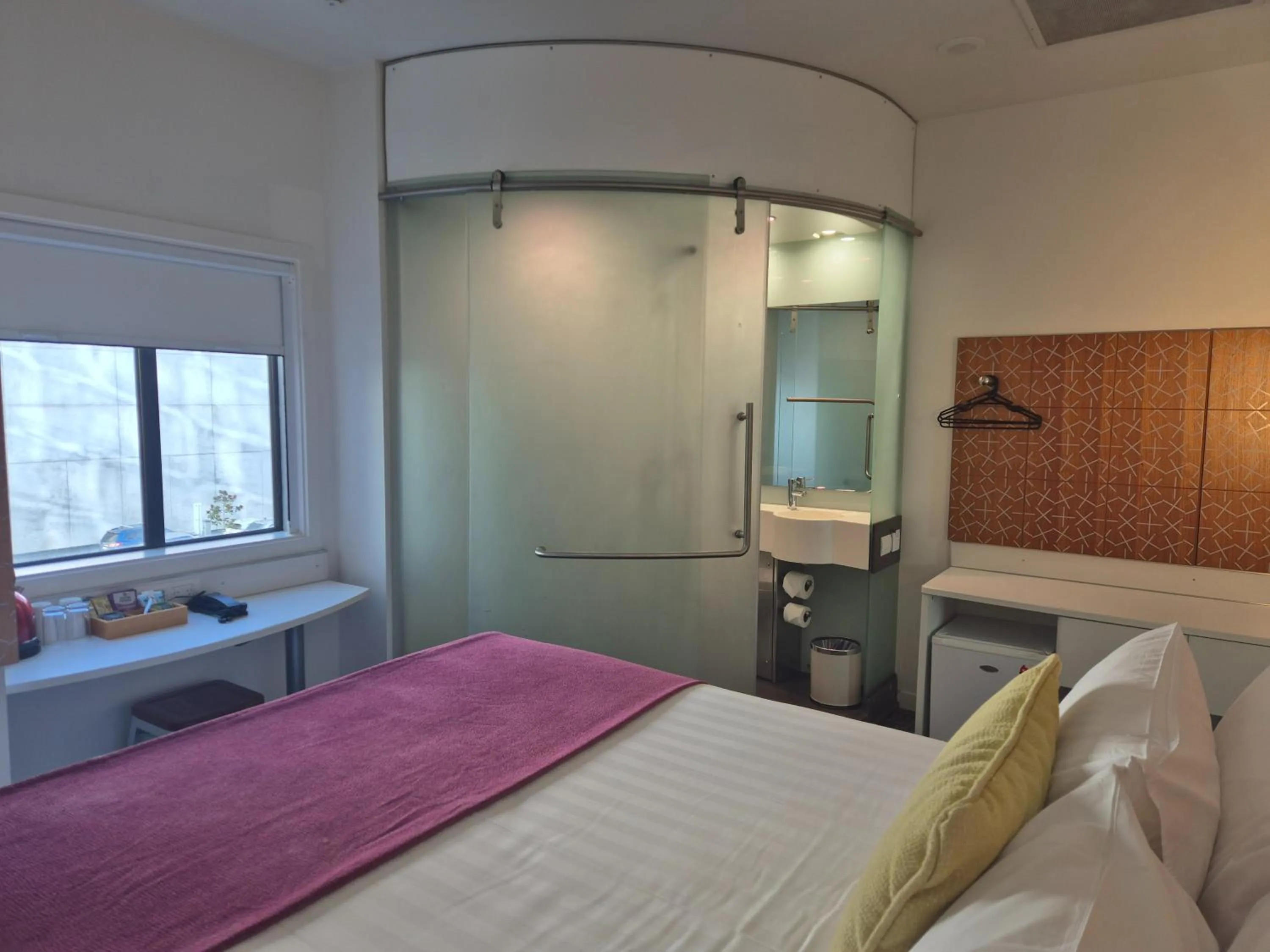 Bathroom, Bed in BreakFree on Cashel, an Accor Hotel