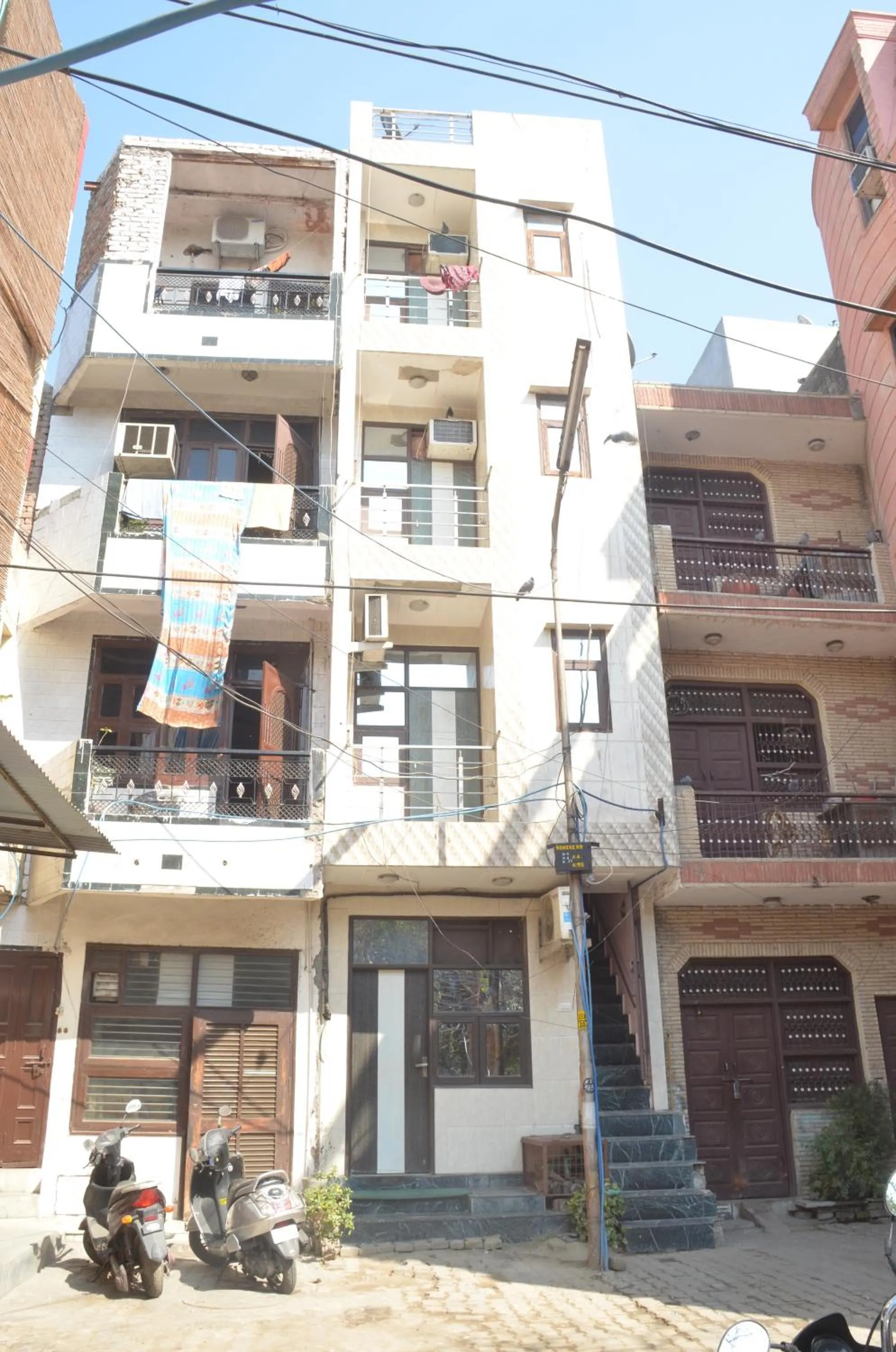 Facade/entrance in Goel Residency