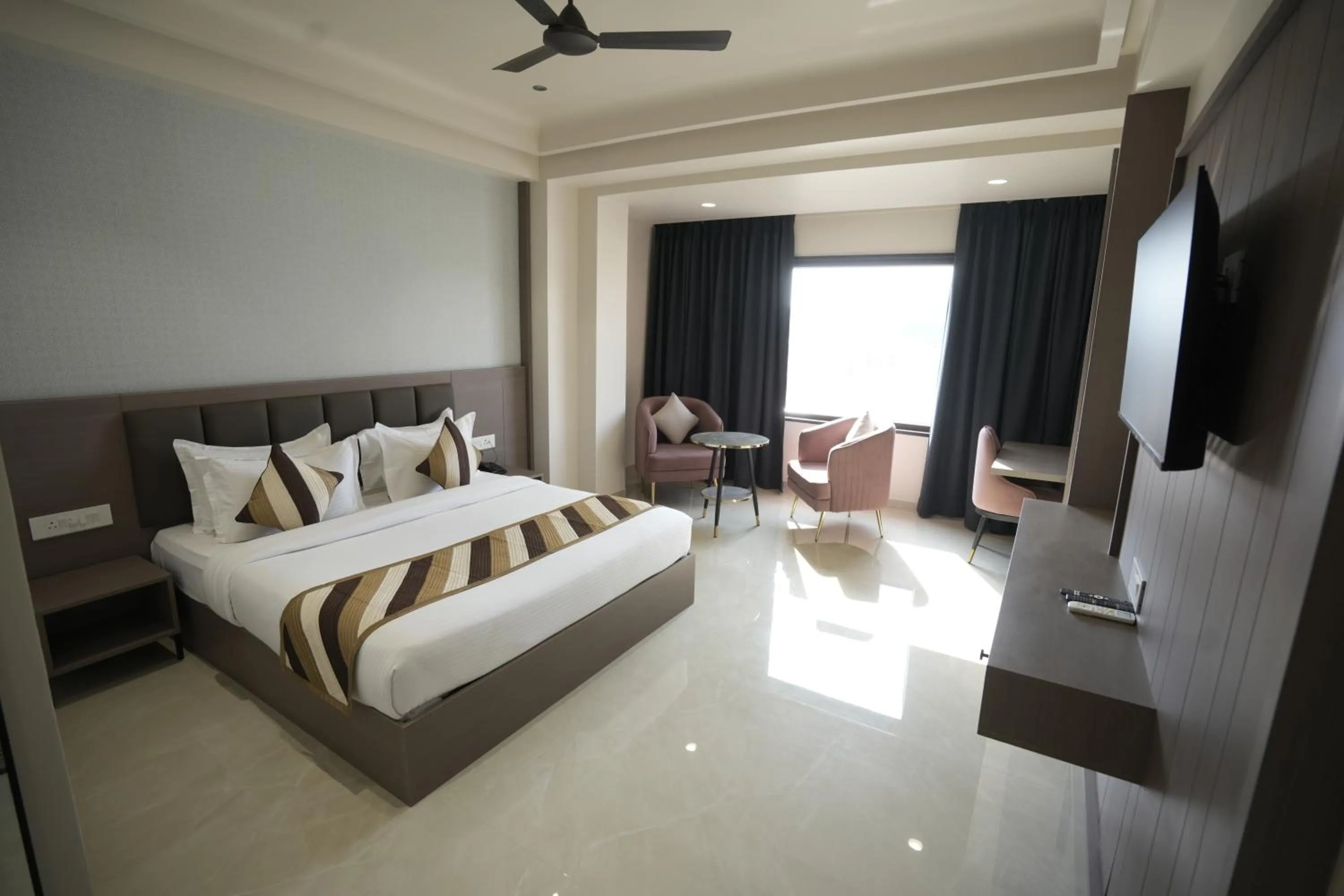 Communal lounge/ TV room, Bed in Hotel shree ji inn