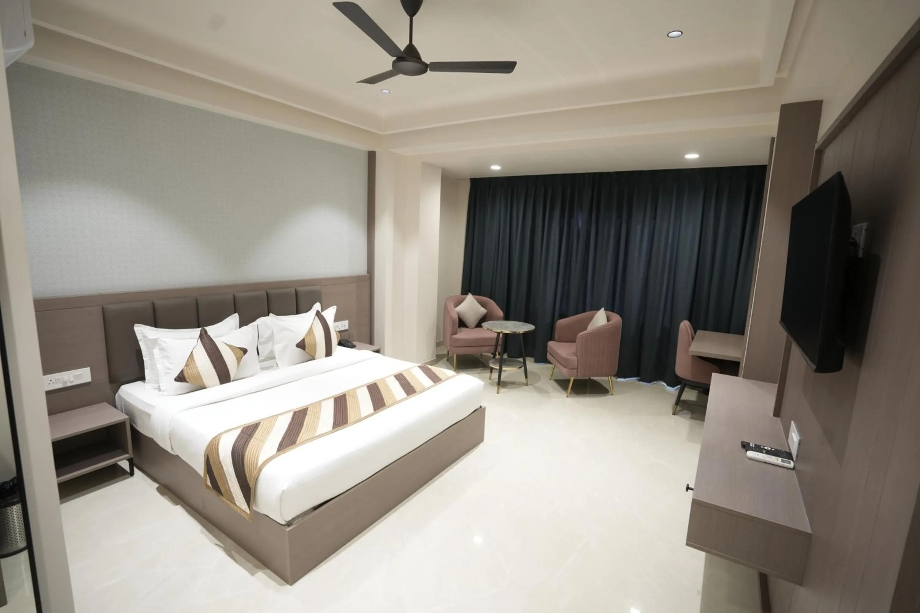 Communal lounge/ TV room, Bed in Hotel shree ji inn