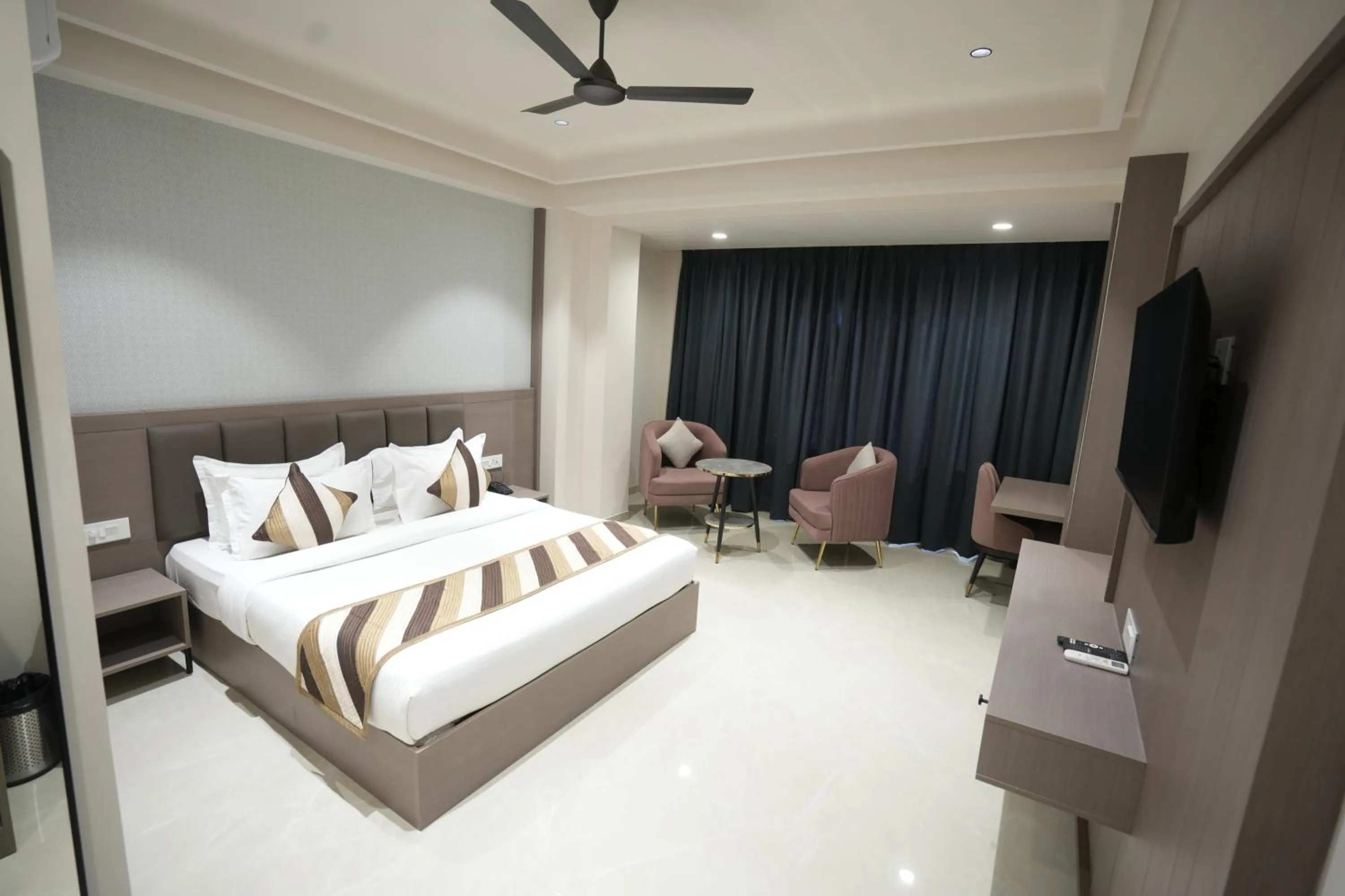 Communal lounge/ TV room, Bed in Hotel shree ji inn