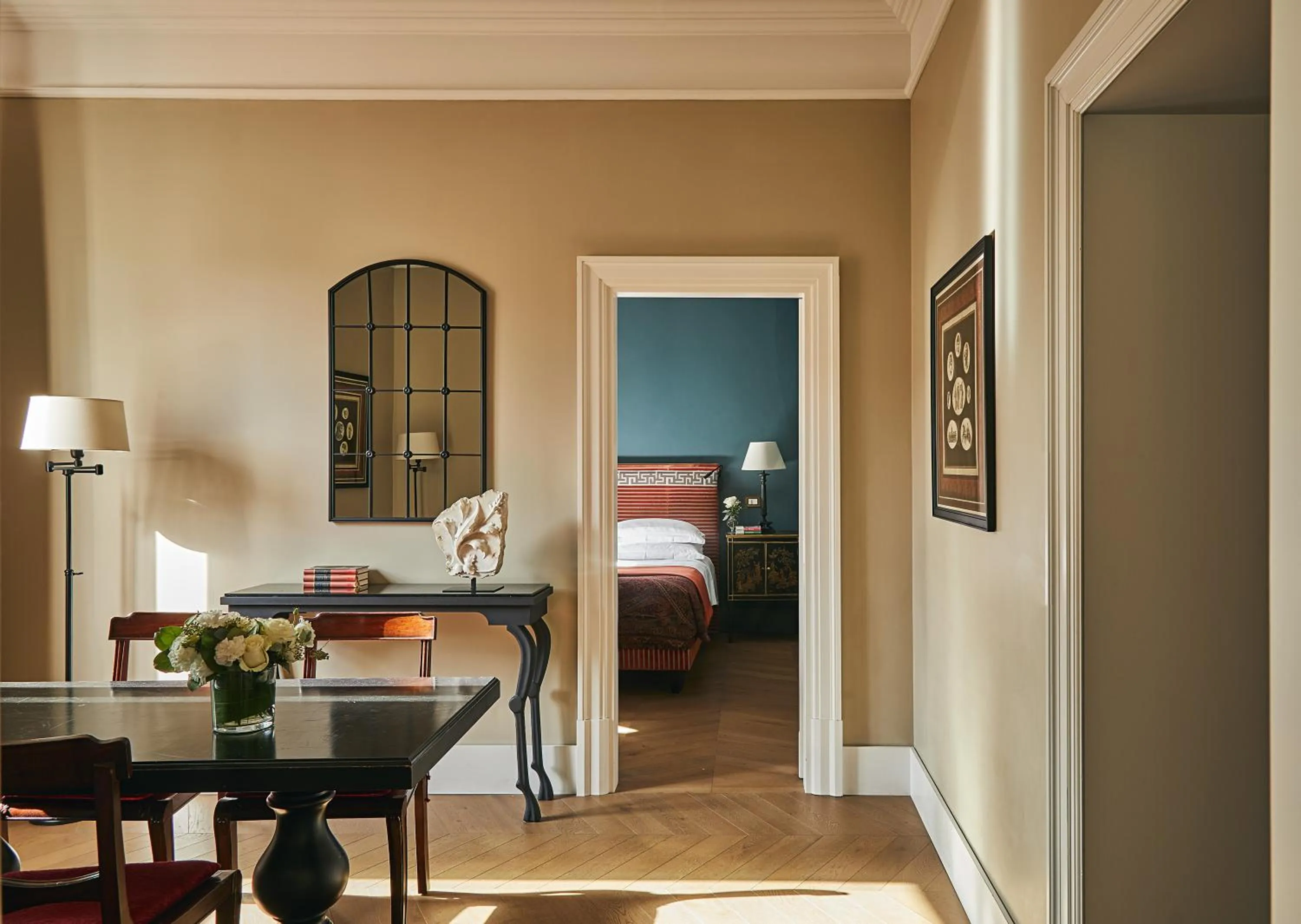 Living room, Bed in Rocco Forte Hotel De La Ville