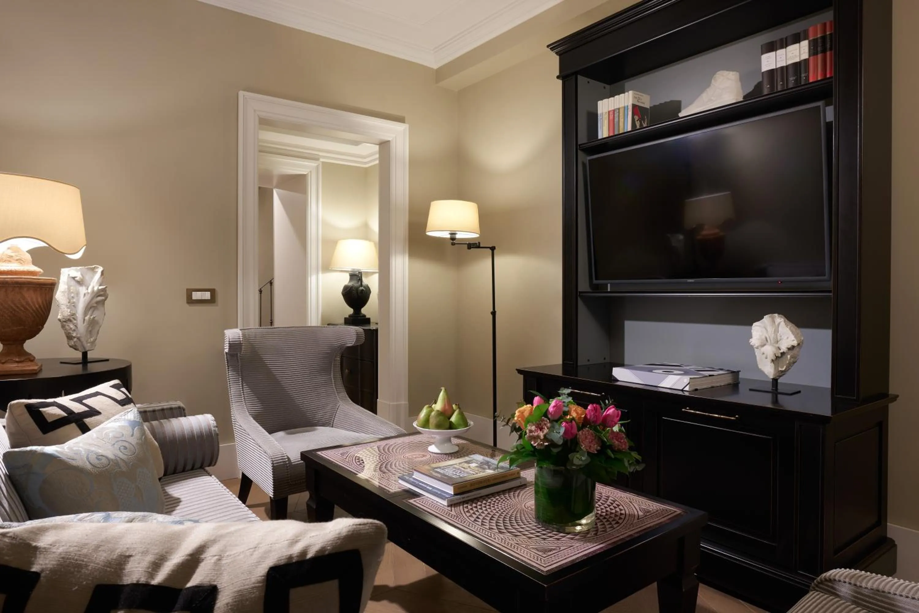 TV and multimedia, Bed in Rocco Forte Hotel De La Ville