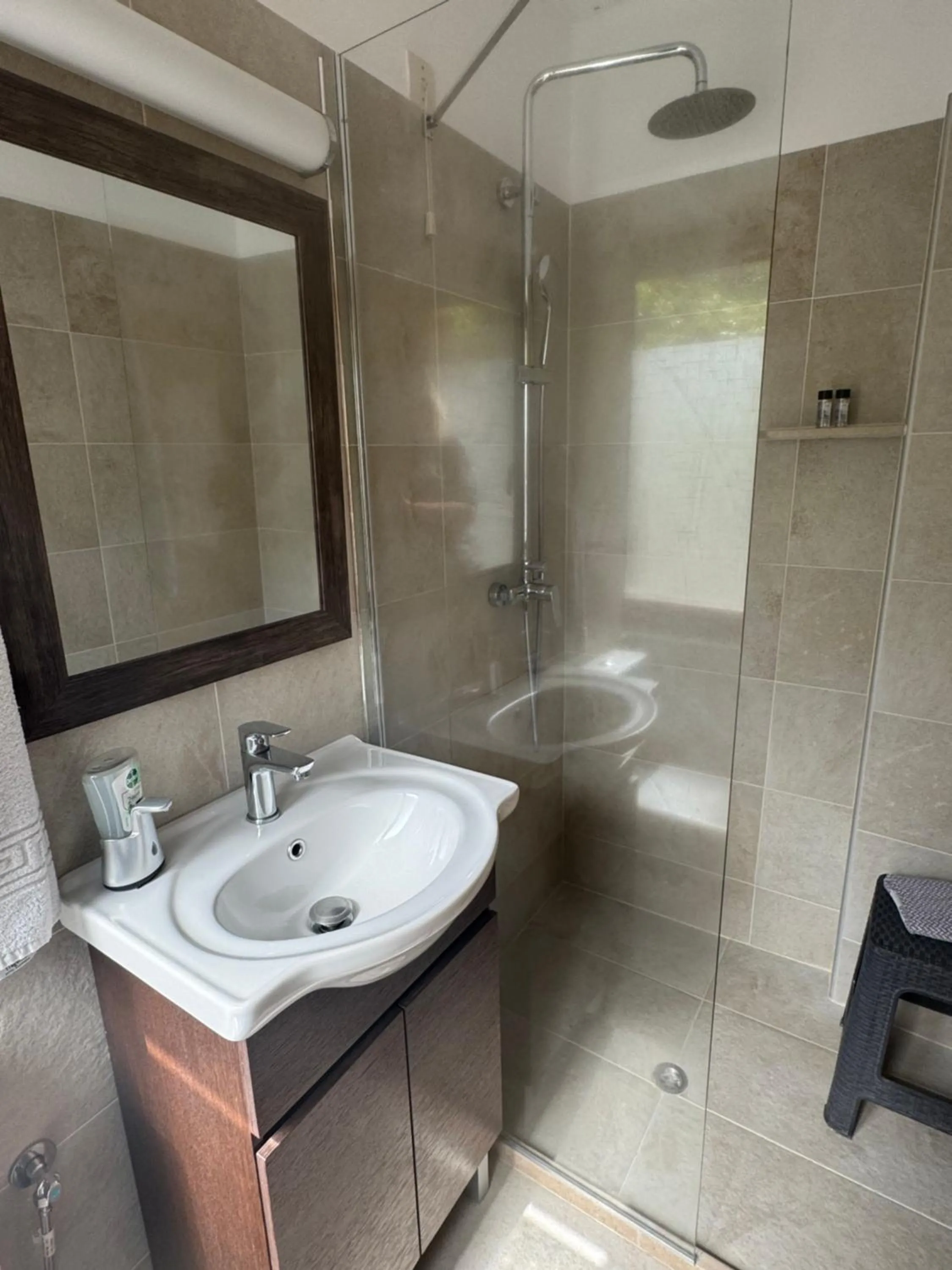 Shower in Pythaïs Hotel