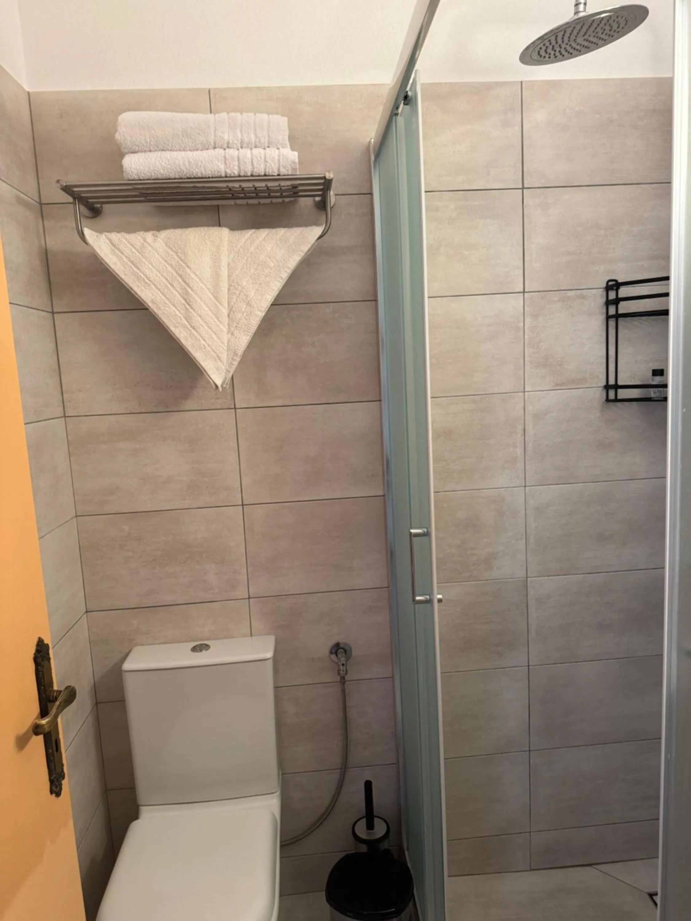 Shower in Pythaïs Hotel