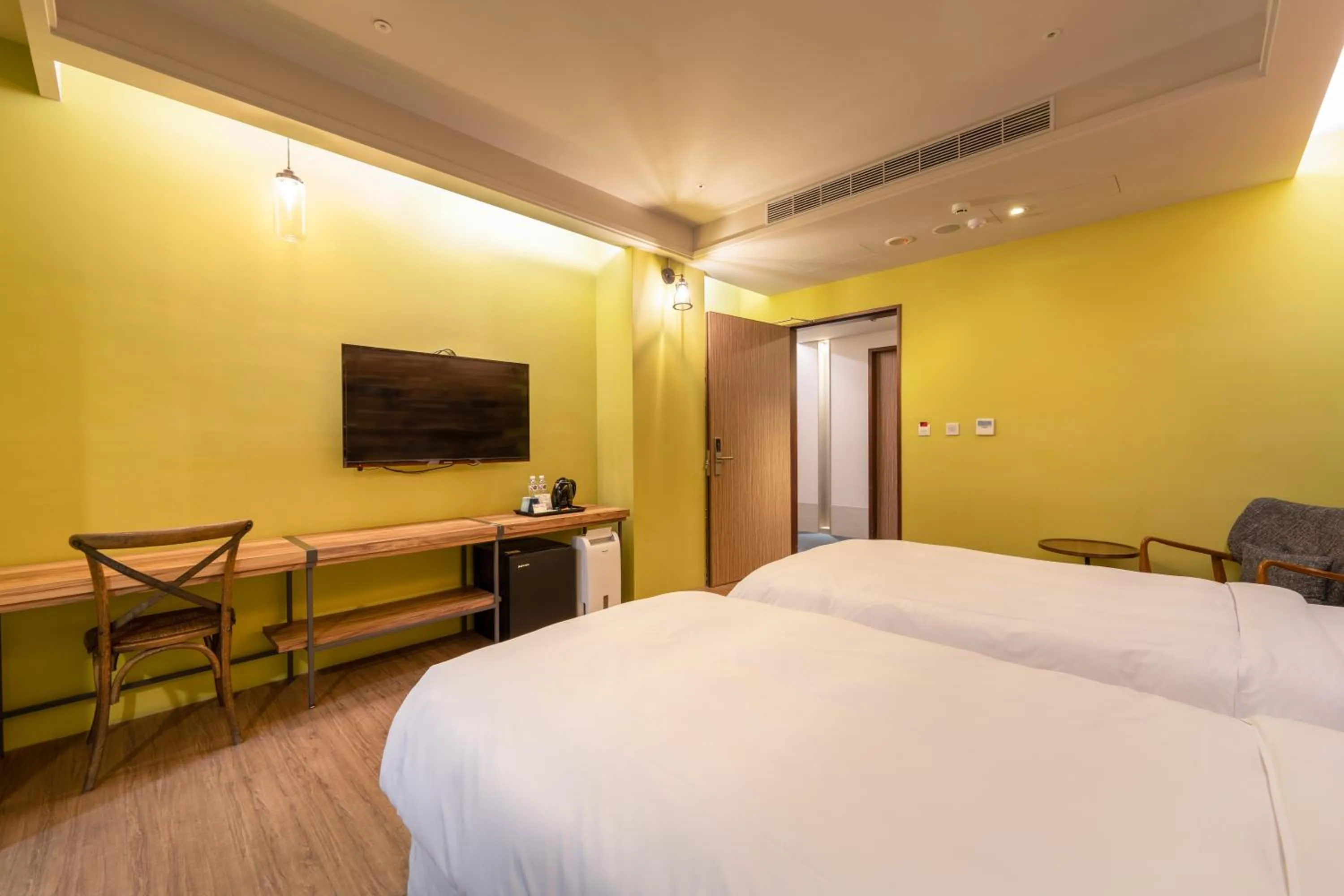 Photo of the whole room, Bed in No. 9 Hotel