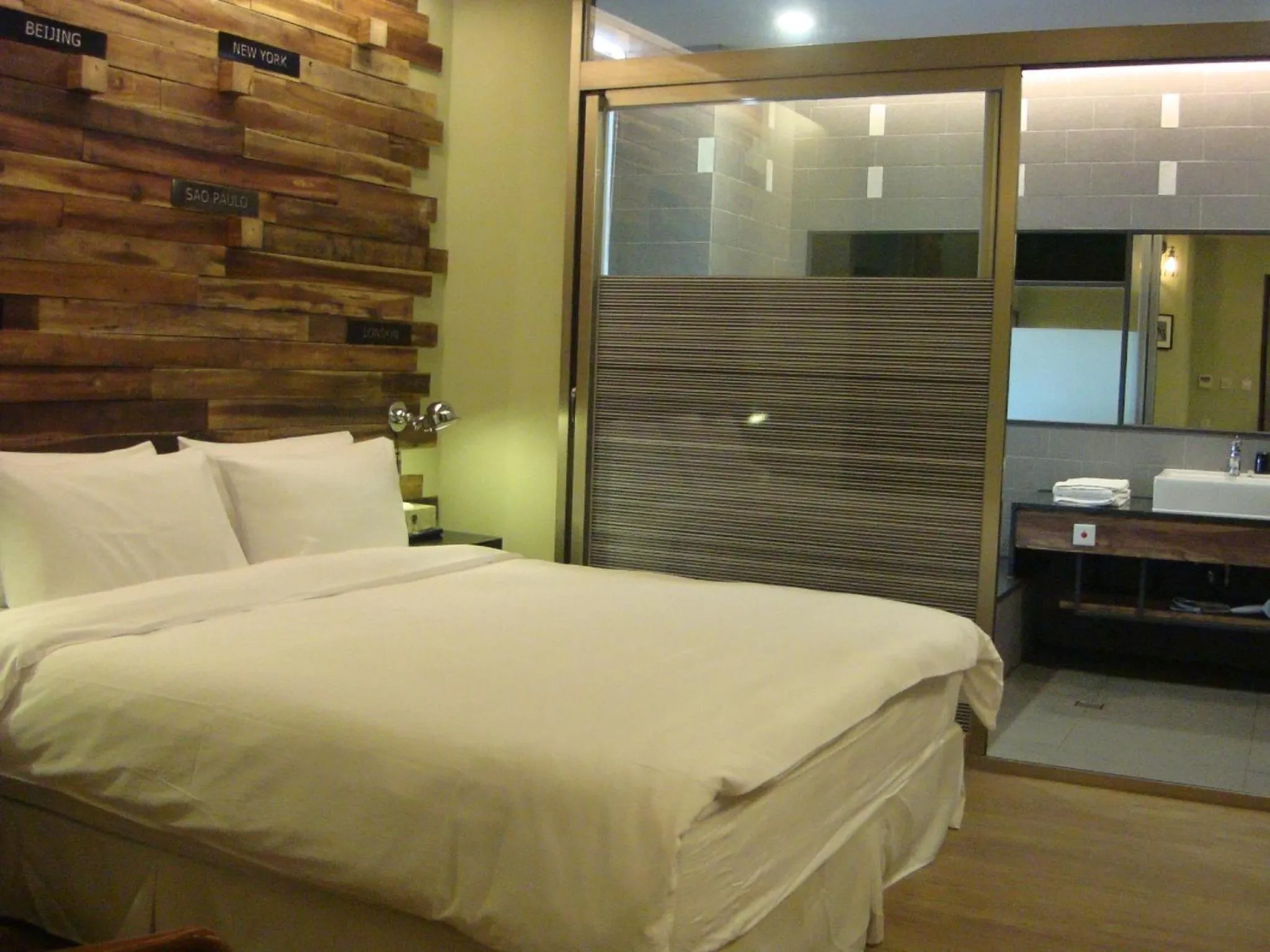 Photo of the whole room, Bed in No. 9 Hotel