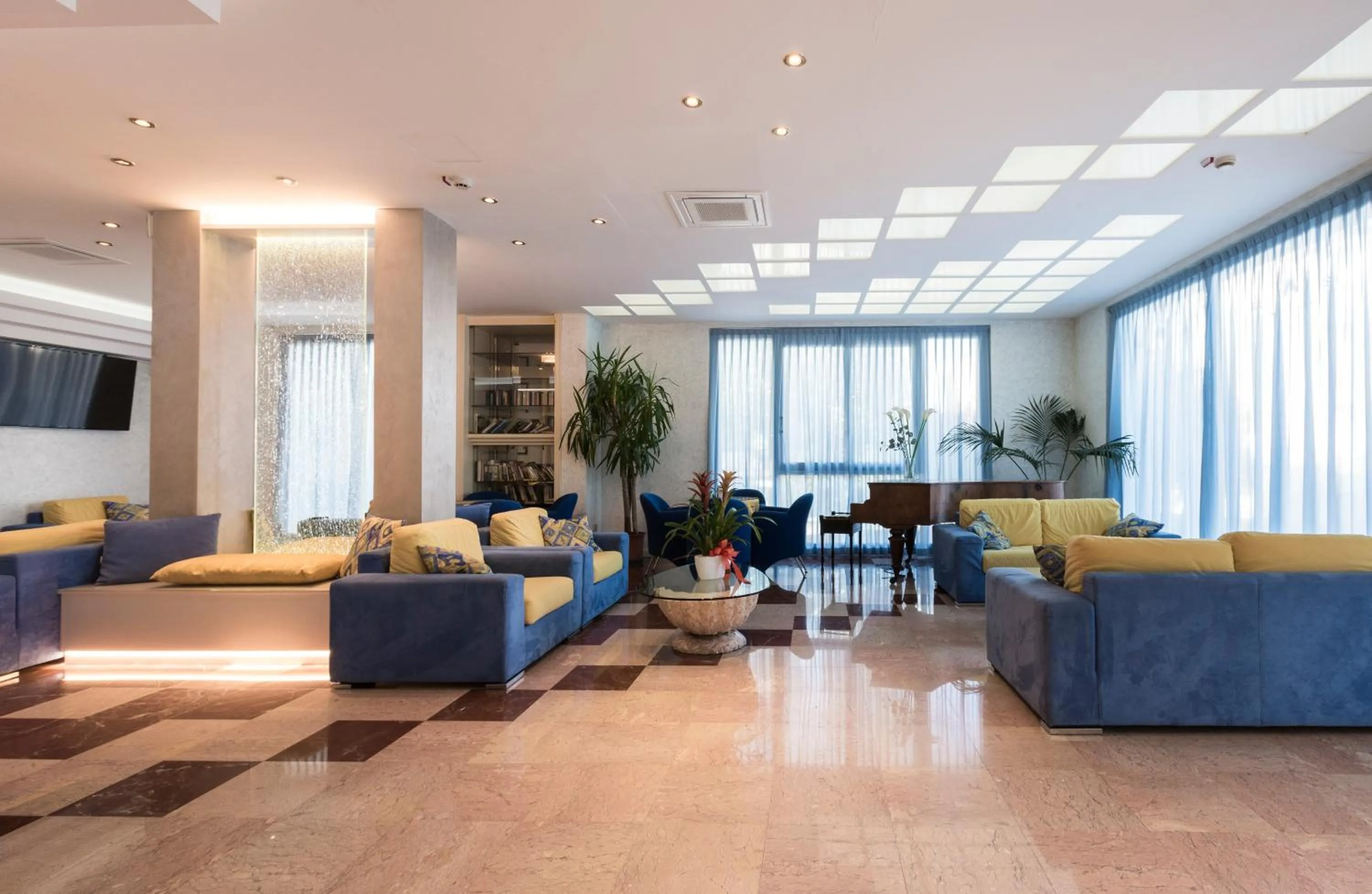 Communal lounge/ TV room in Hotel Losanna