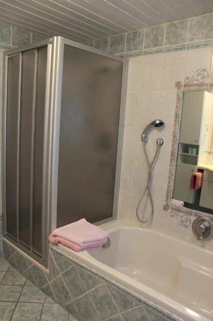 Shower in Ferienwohnung Stuibenfall