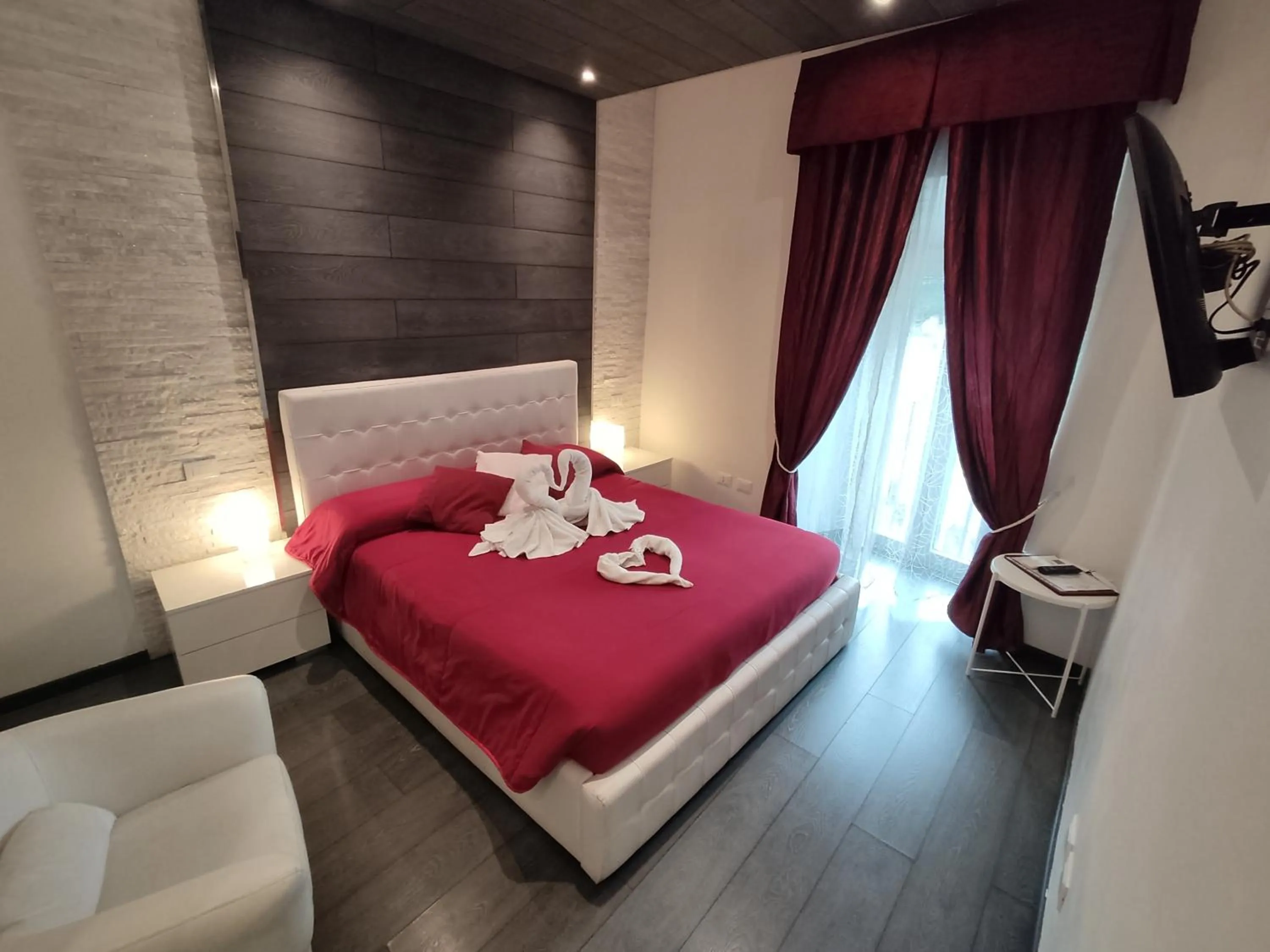 Photo of the whole room, Bed in Royal Rooms