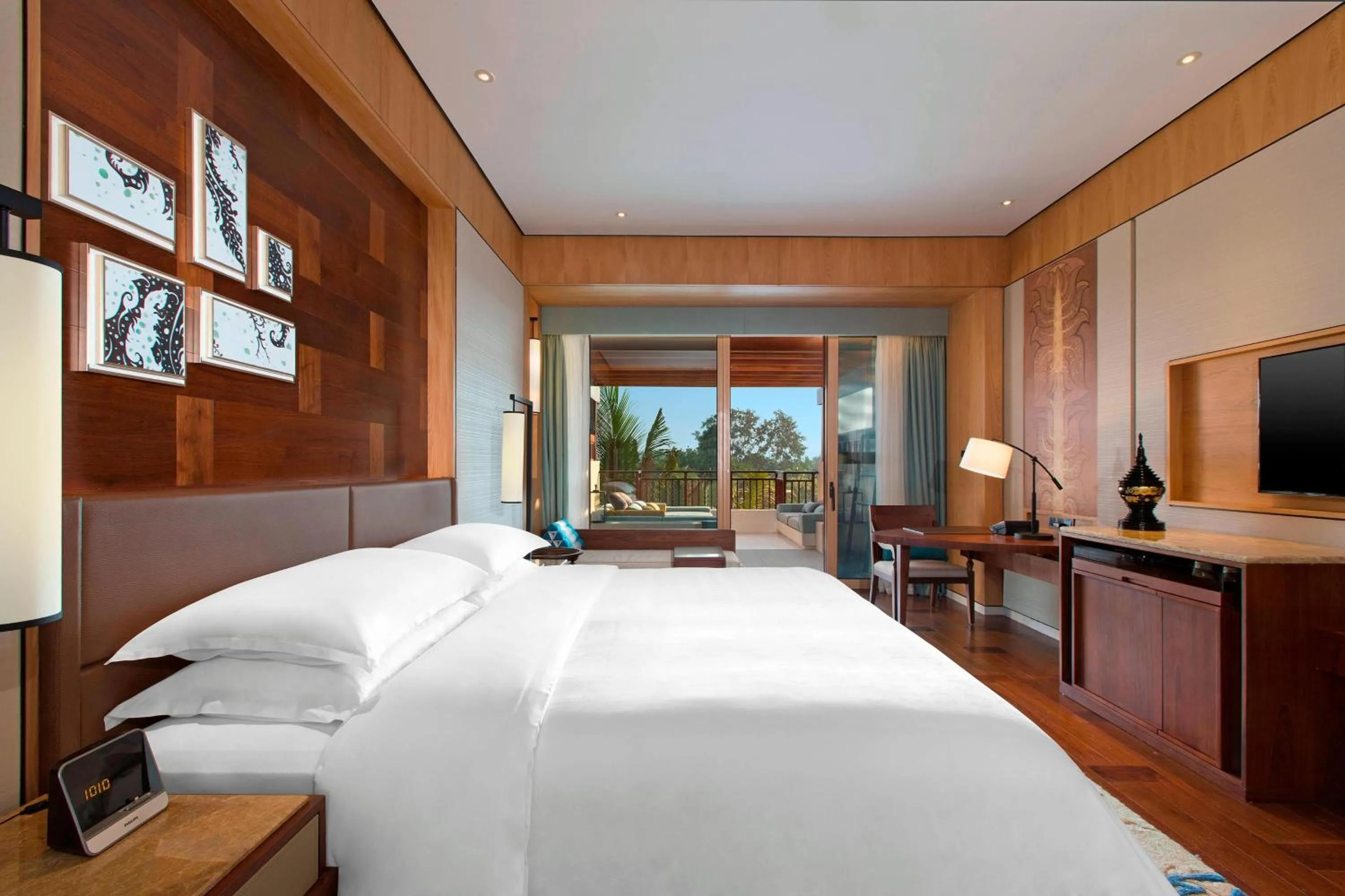 Photo of the whole room, Bed in Sheraton Grand Xishuangbanna Hotel