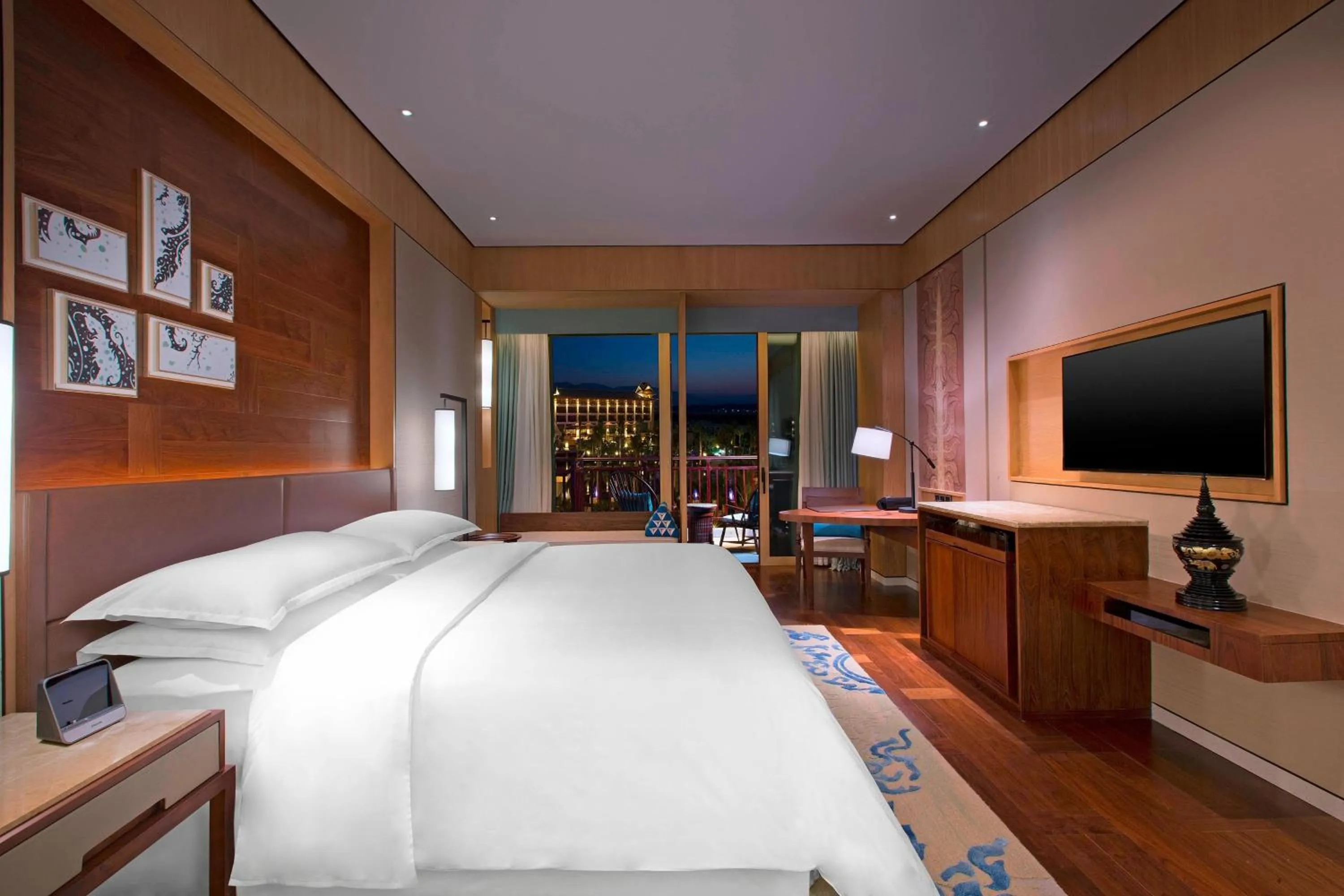 Photo of the whole room, Bed in Sheraton Grand Xishuangbanna Hotel