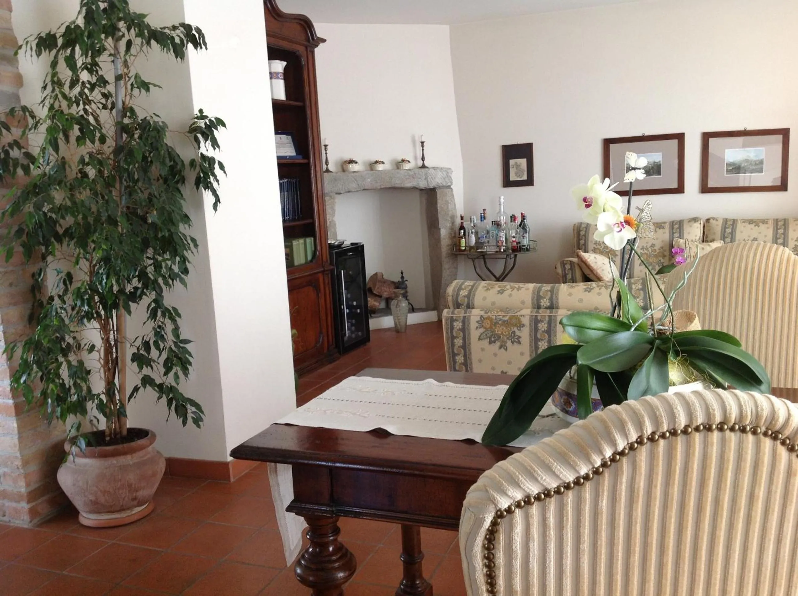 Communal lounge/ TV room in Agriturismo La Casa in Collina