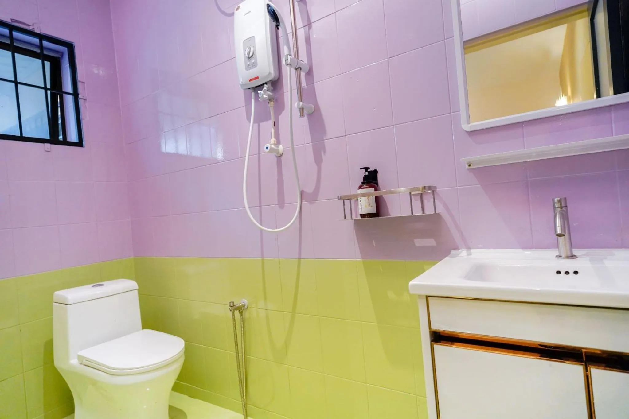 Toilet in Robin Hotel