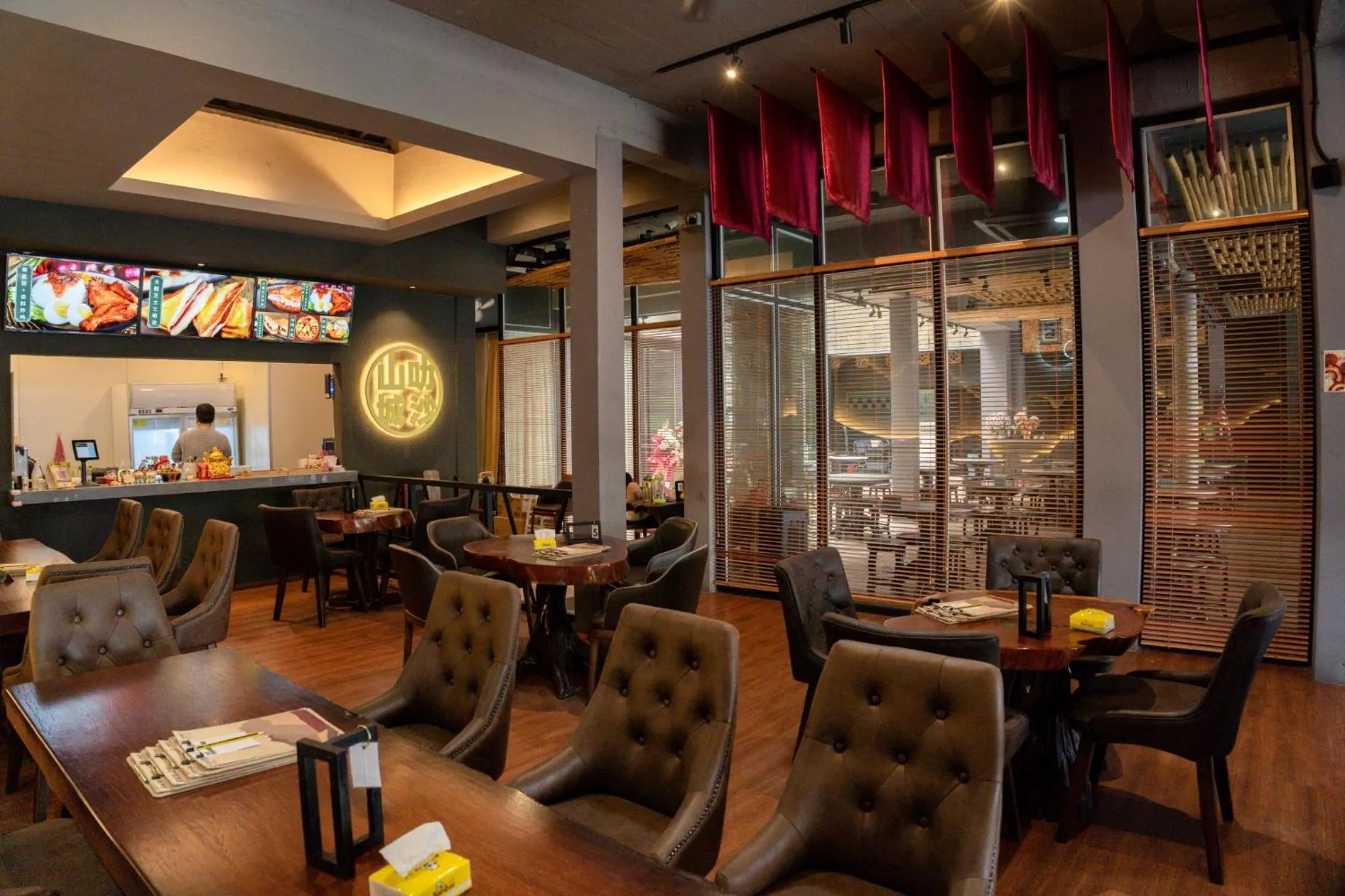 Restaurant/places to eat in Robin Hotel