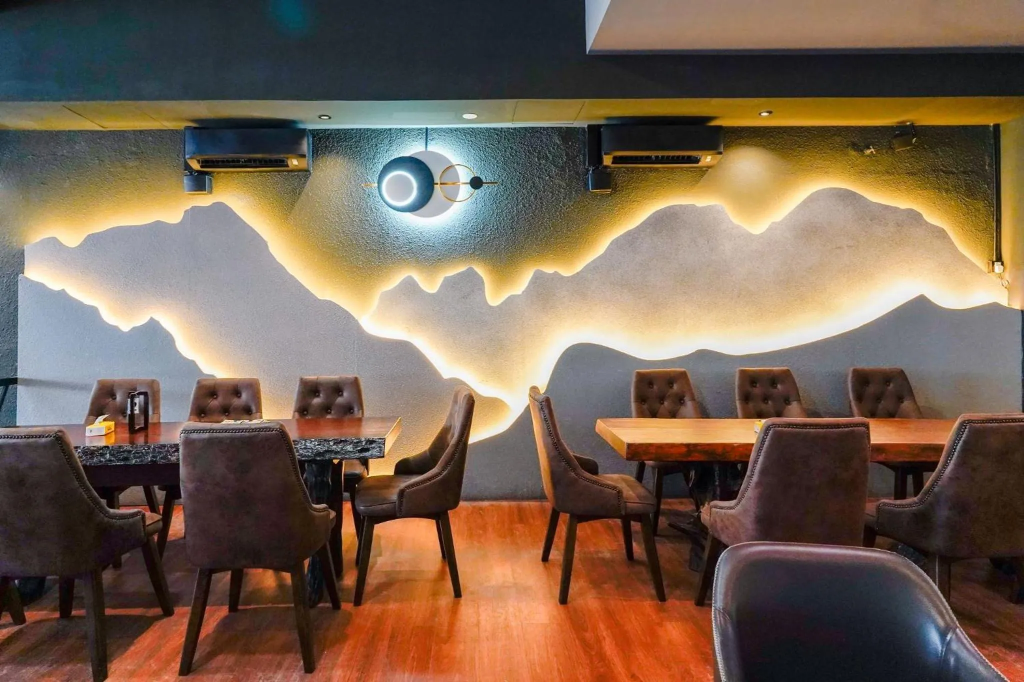 Restaurant/places to eat in Robin Hotel