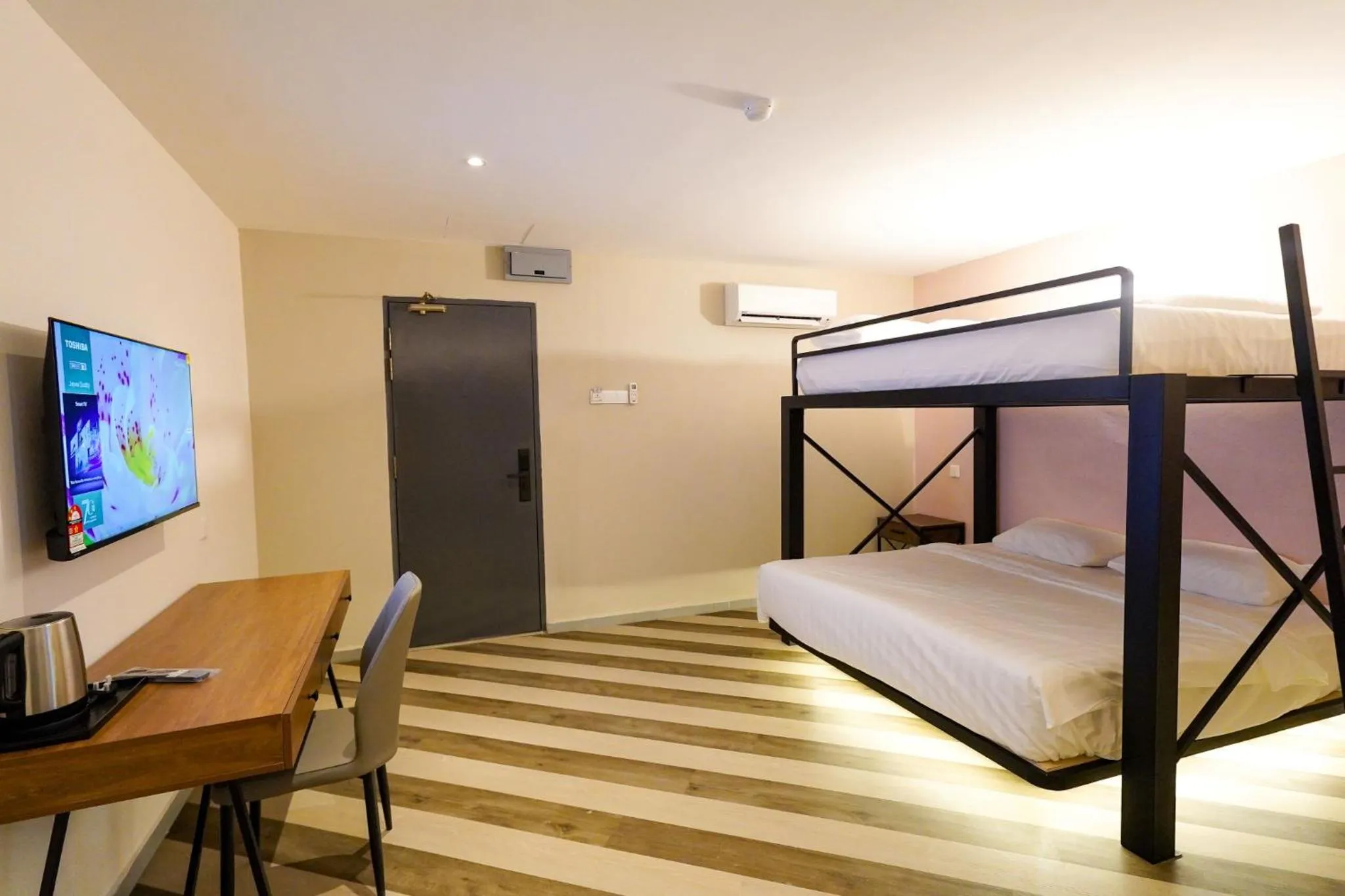 bunk bed, Bed in Robin Hotel