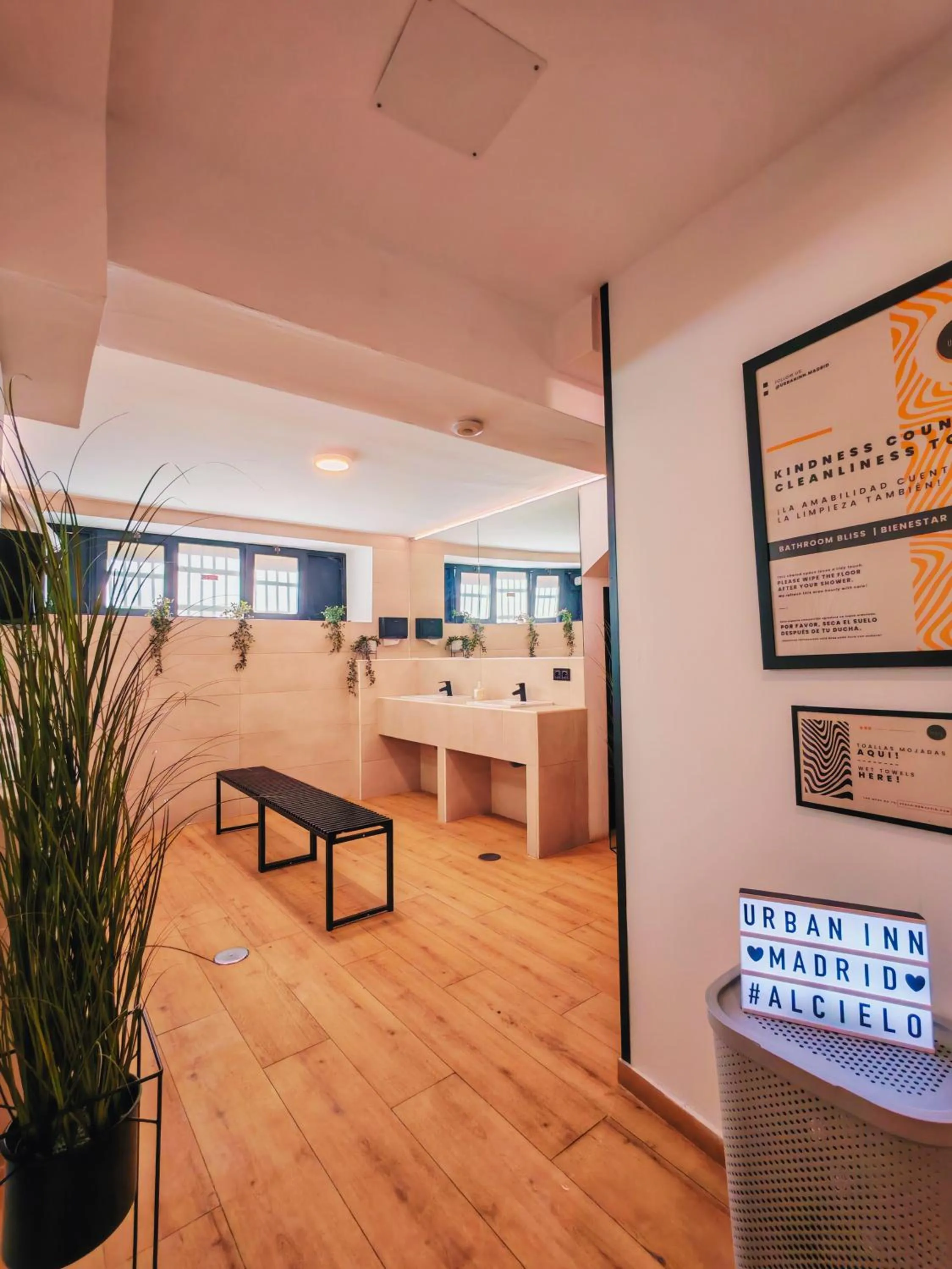 Toilet in Urban Inn Madrid