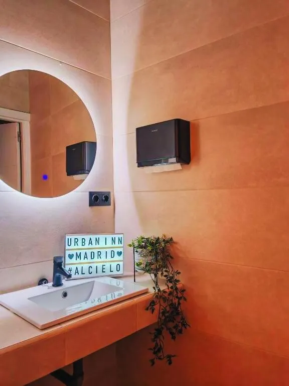 Toilet in Urban Inn Madrid