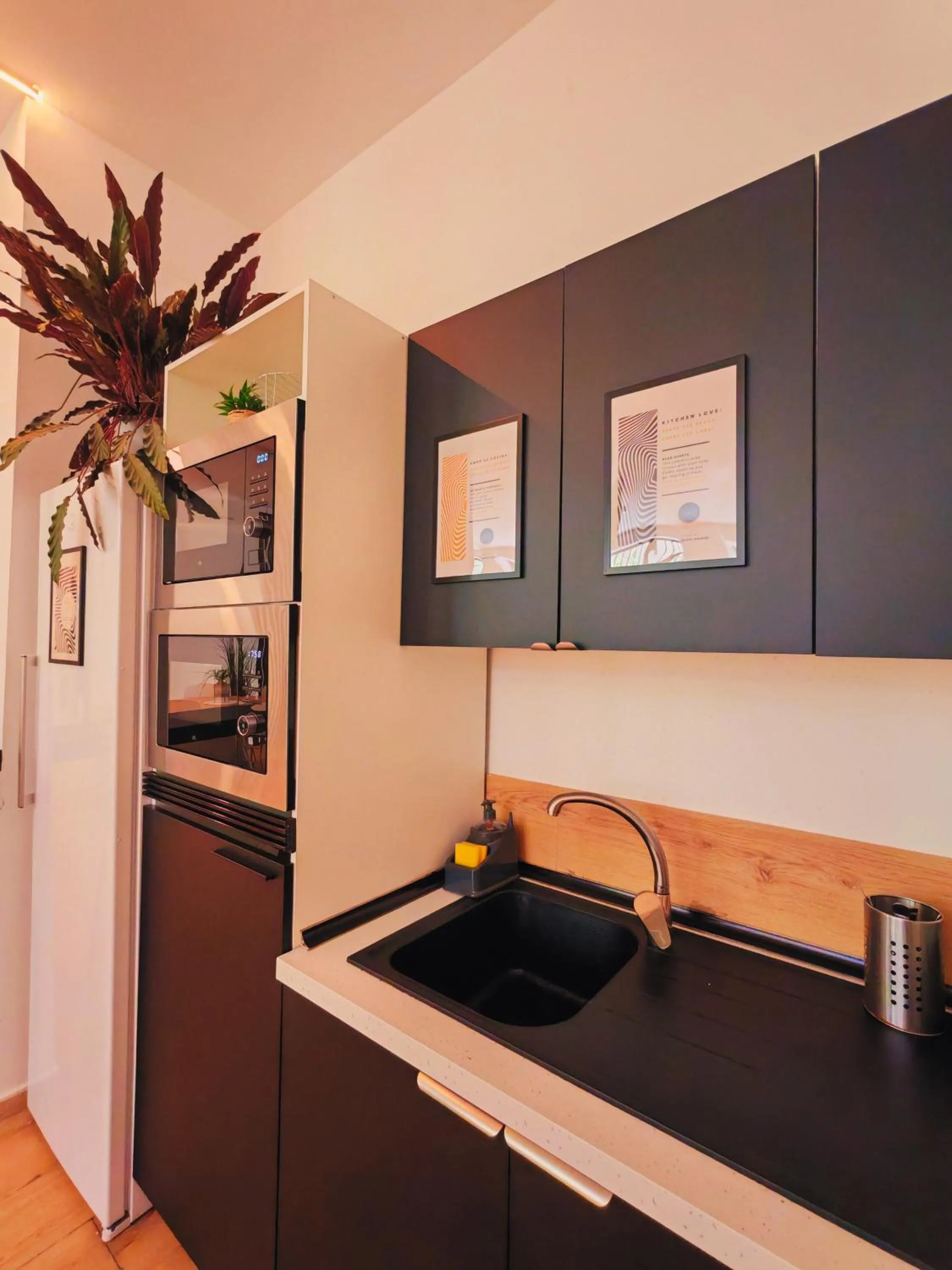 Communal kitchen in Urban Inn Madrid