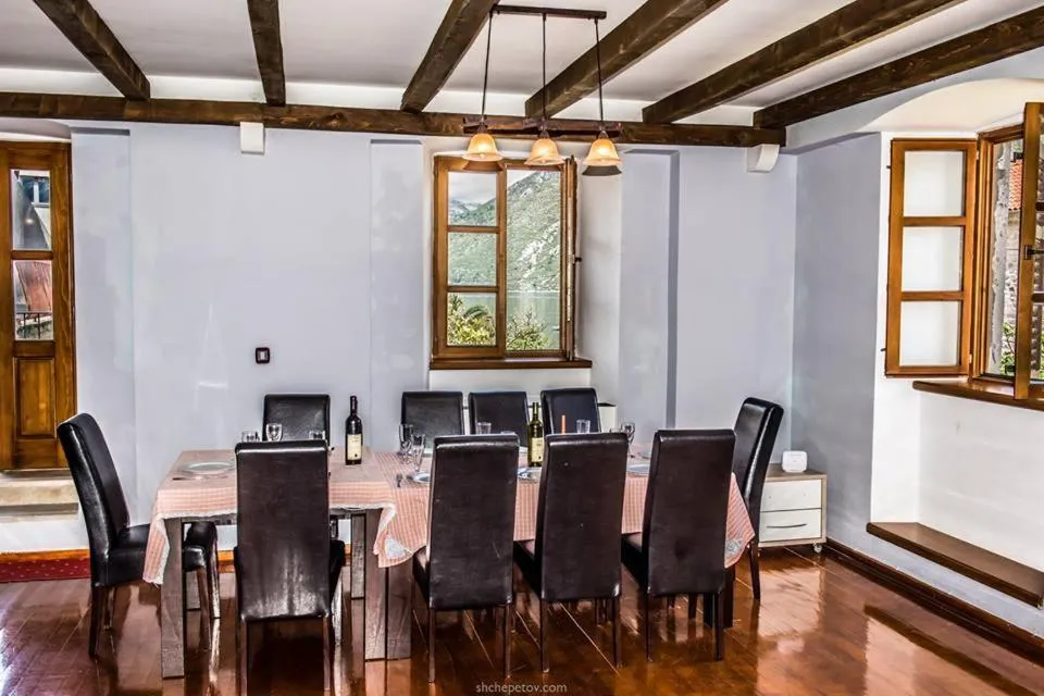 Dining area in Villa Captain